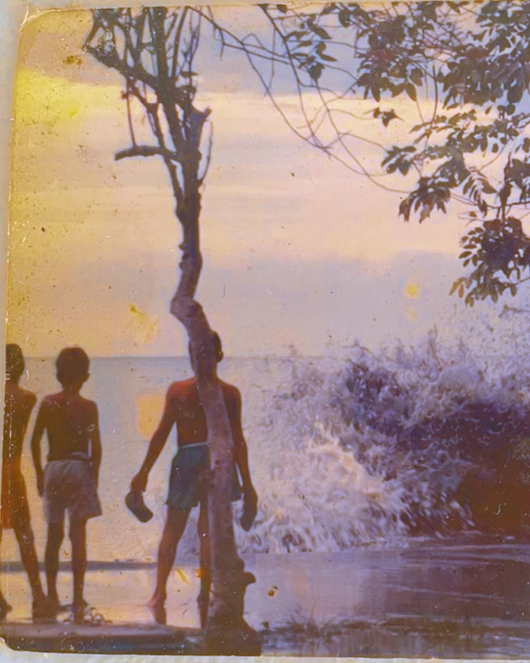 &iexcl;Transp&oacute;rtate en un momento en el tiempo!

Para los j&oacute;venes de Puerto Armuelles los aguajes con violentas olas eran la ocasi&oacute;n perfecta para salir a jugar y mojarse en la playa. Un tiempo sin tel&eacute;fonos inteligentes, 