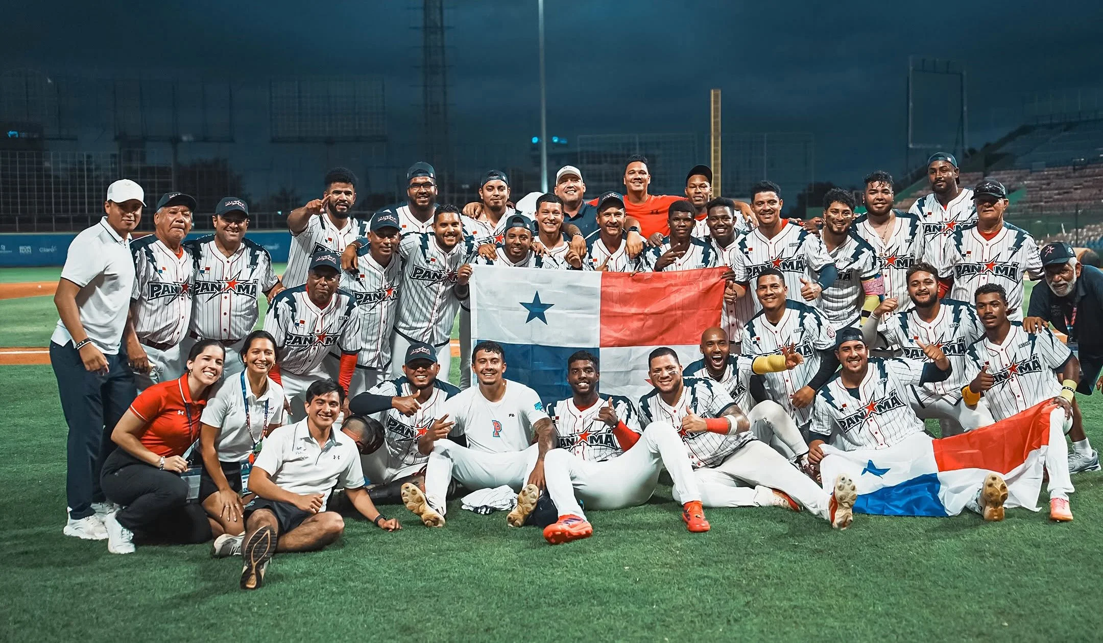 La delegación completa de la selección panameña conformada por 24 jugadores y el equipo técnico posan juntos en una foto histórica. Fuente XXV Juegos Centroamericanos y del Caribe - Santo Domingo 2026
