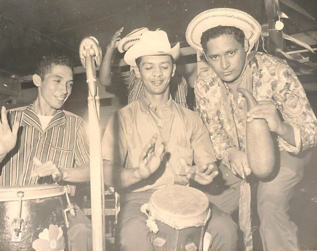Tony Córdoba con el tumbero de Dorindo Cárdenas y Chiche Alonso. 

Foto cortesía ©Familia Córdoba Moreno