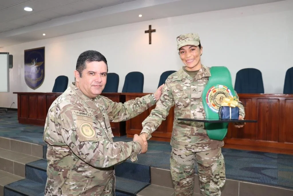 Yaditza Pérez, cabo segundo del Servicio Nacional Aeronaval SENAN recibió un reconocimiento por parte de la institución por haber defendido con éxito su Campeonato Latinoamericano Femenino del peso mosca del CMB, 2019.  ©Aeronaval Panamá via Facebook