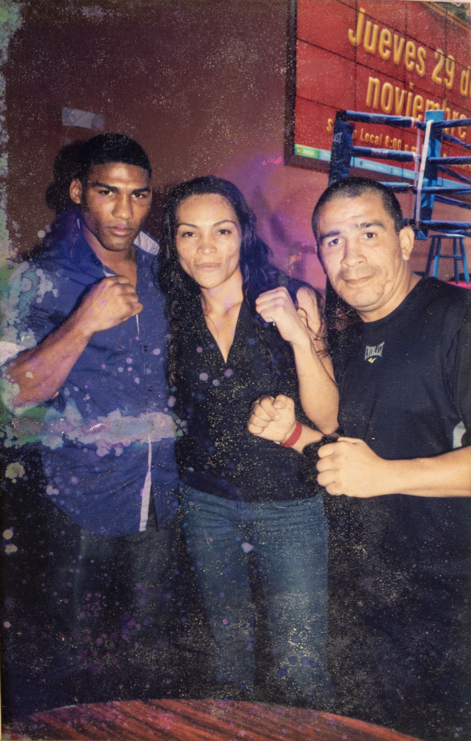 El Campeón Mundial cubano Yuriorkis Gamboa, Yaditza Pérez, Campeón Mundial panameño Carlos «El Puas» Murillo. Foto de la colección personal de ©Yaditza Pérez. Usada con permiso.