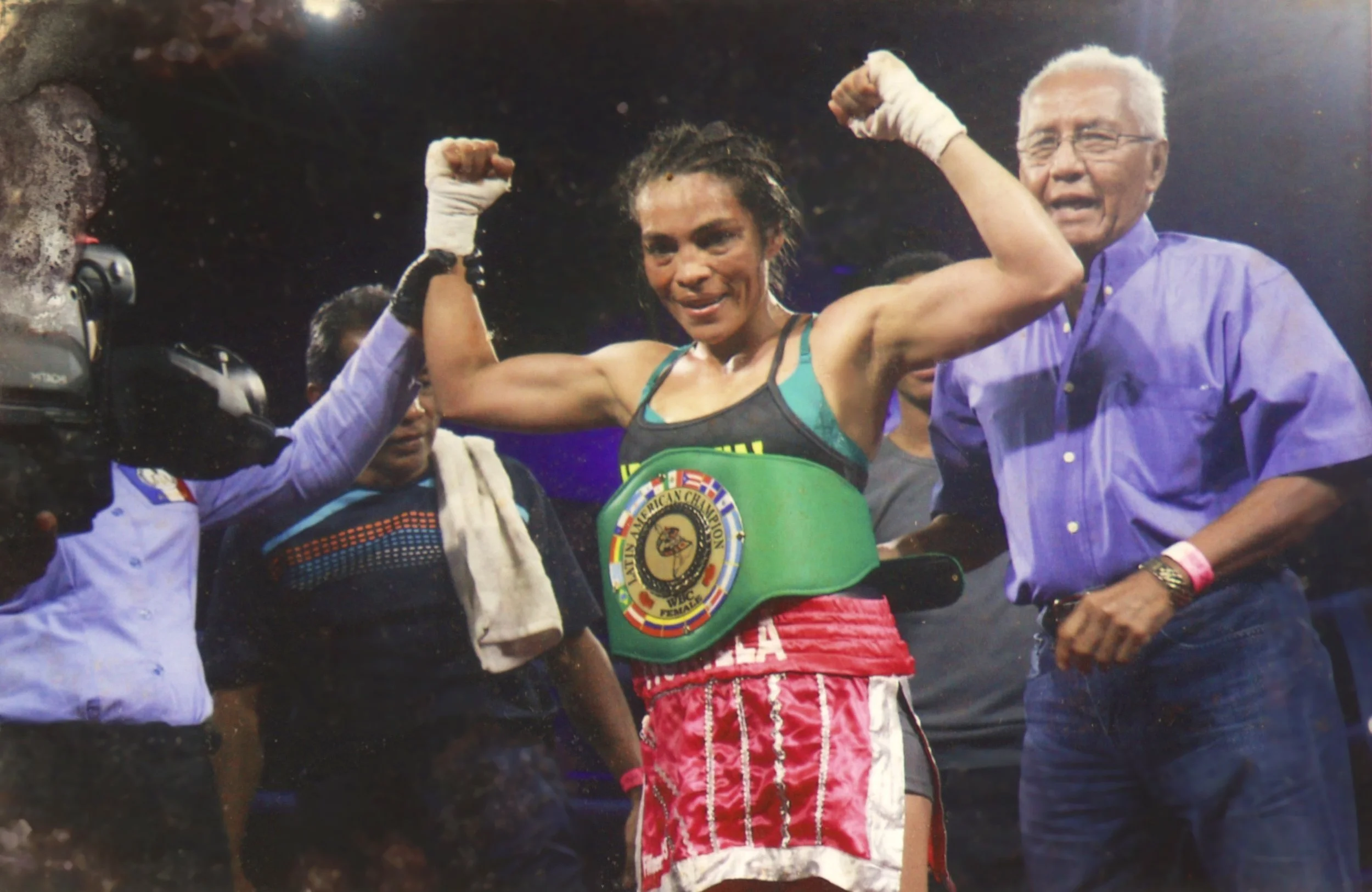 Yaditza Pérez sale victoriosa contra Jesica Espinal por el IBA Peso Mínimo, Hotel RIU, Panamá, 2015. Foto de la colección personal de ©Yaditza Pérez. Usada con permiso.