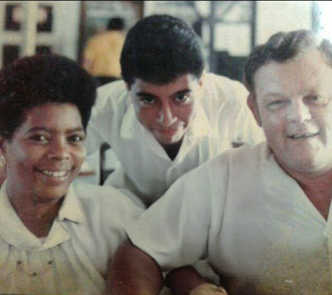 Luis junto a sus padres James y Lupe Brown de Marshall, 1987. @Luis Salazar. Usada con permiso.