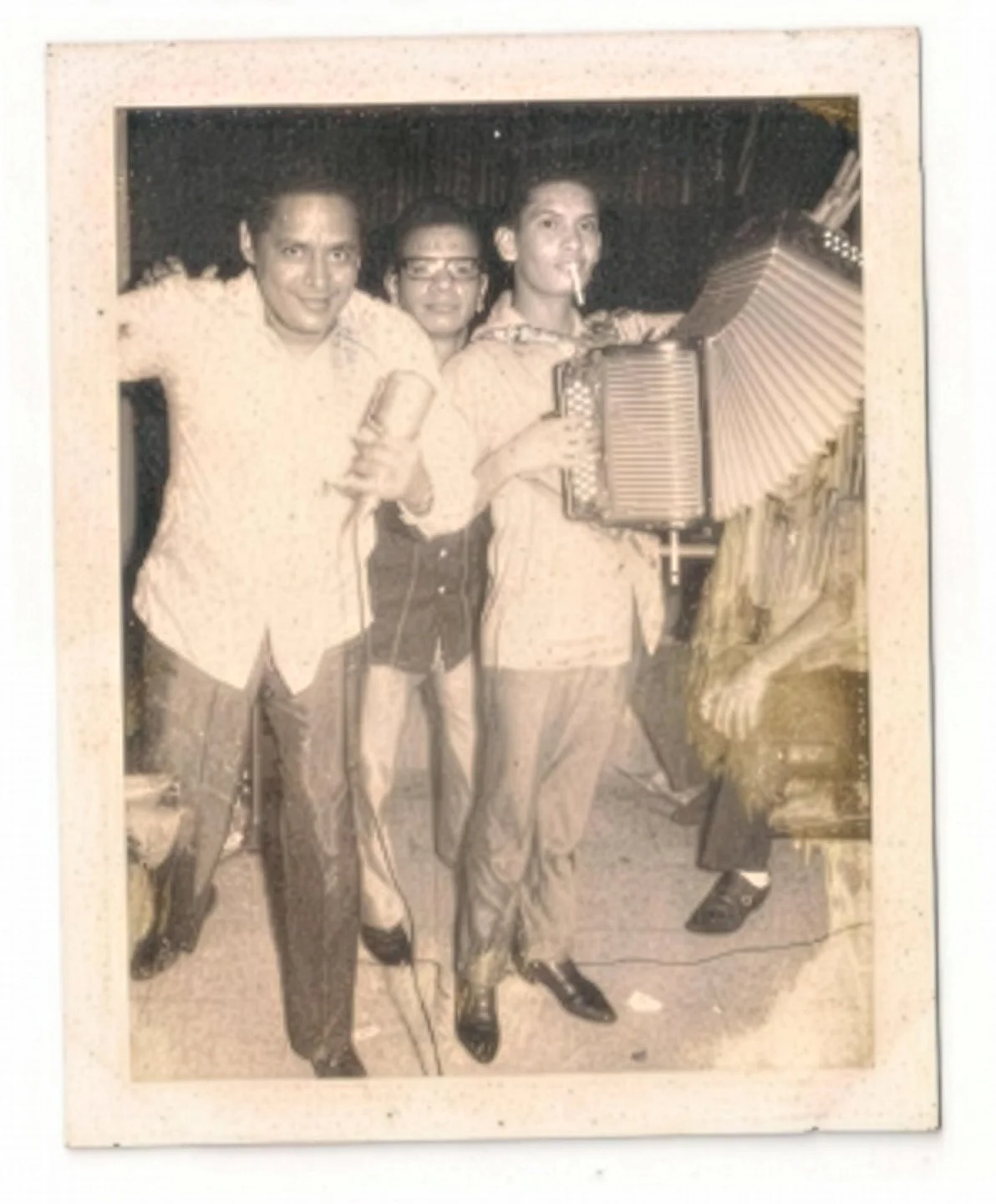 Tony Córdoba junto al locutor José Eduardo Barrios y el músico acordeonista Ceferino Nieto en la empresa Orgullo de Azuero. 

Foto cortesía ©️ Familia Córdoba Moreno