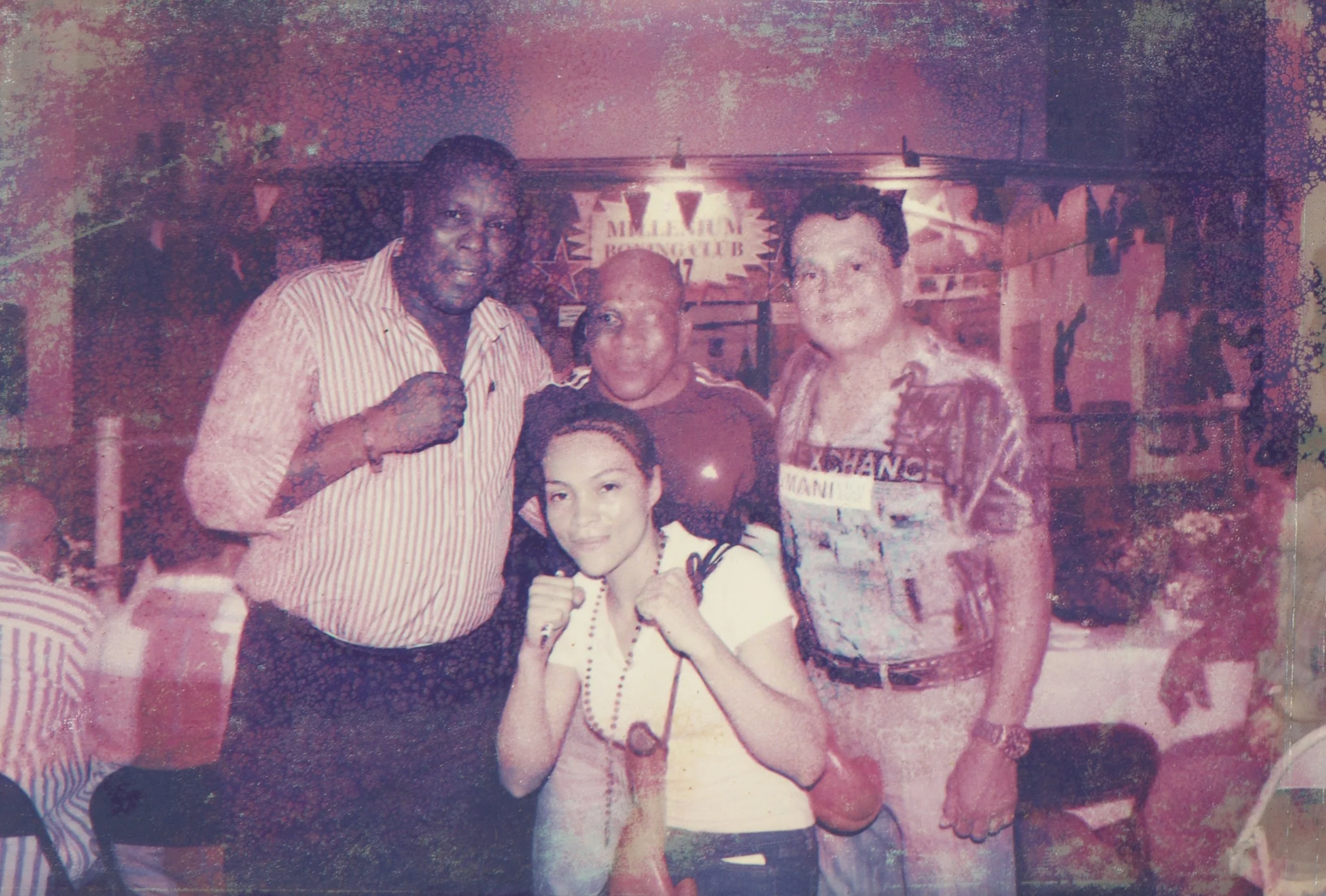 De izquierda a derecha: Campeón Mundial Víctor Córdoba, Entrenador José Murillo y el Campeón Mundial Roberto Durán, 2013. Foto de la colección personal de ©Yaditza Pérez. Usada con permiso.
