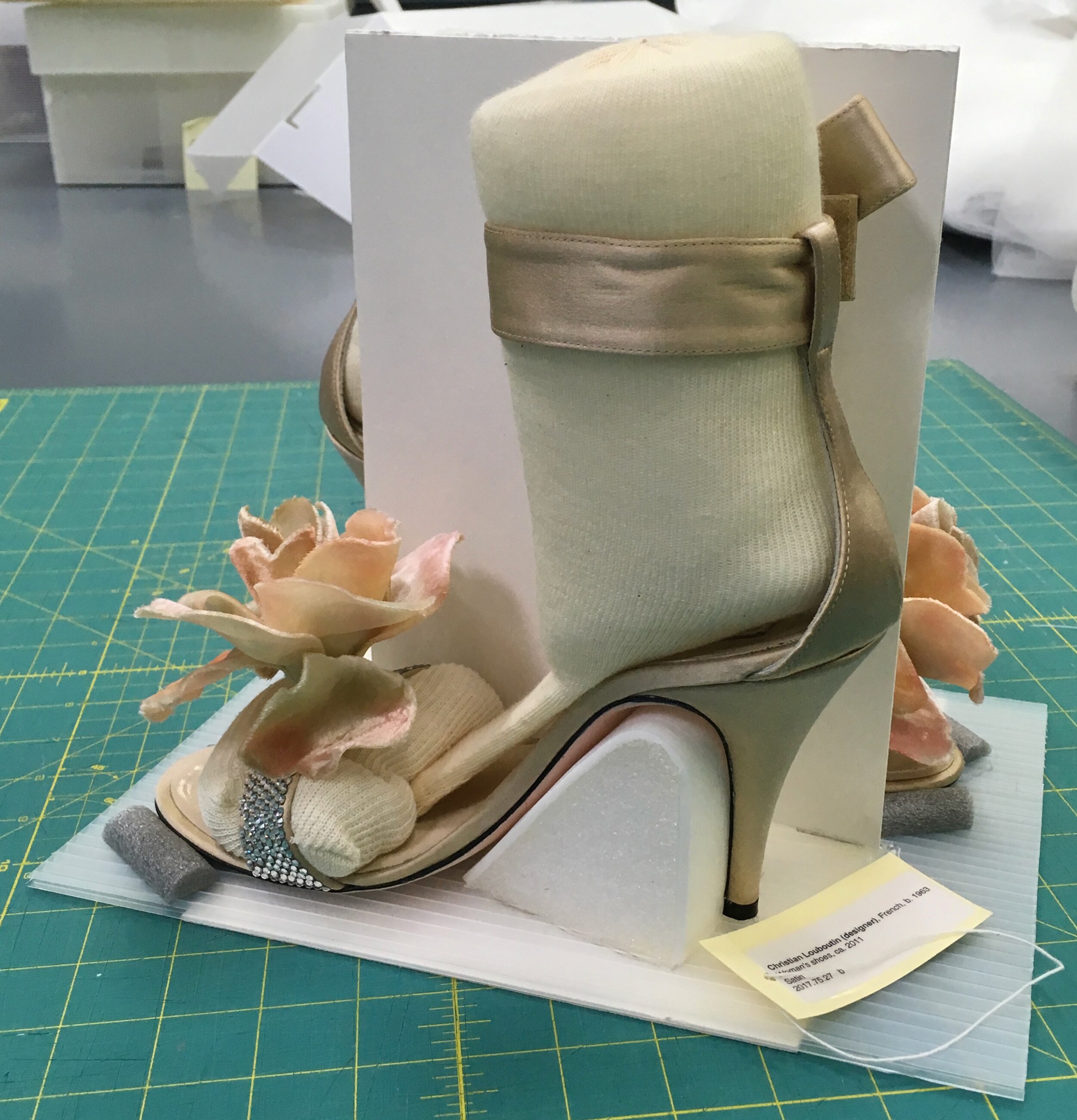 Custom shoe mount with lifting panel, made to fit existing modular box sizes, Fine Arts Museums of San Francisco