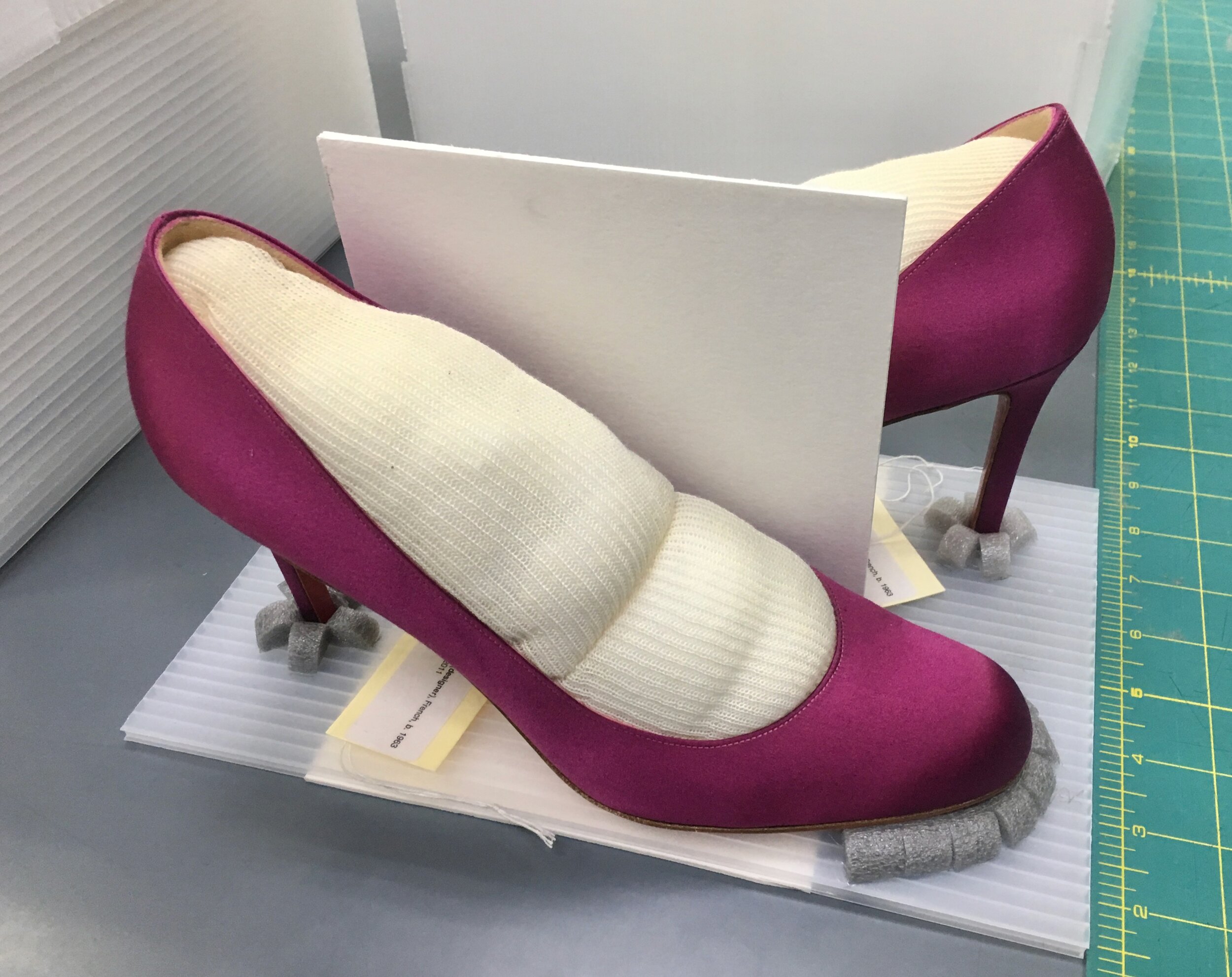 Custom shoe mount with lifting panel, made to fit existing modular box sizes, Fine Arts Museums of San Francisco