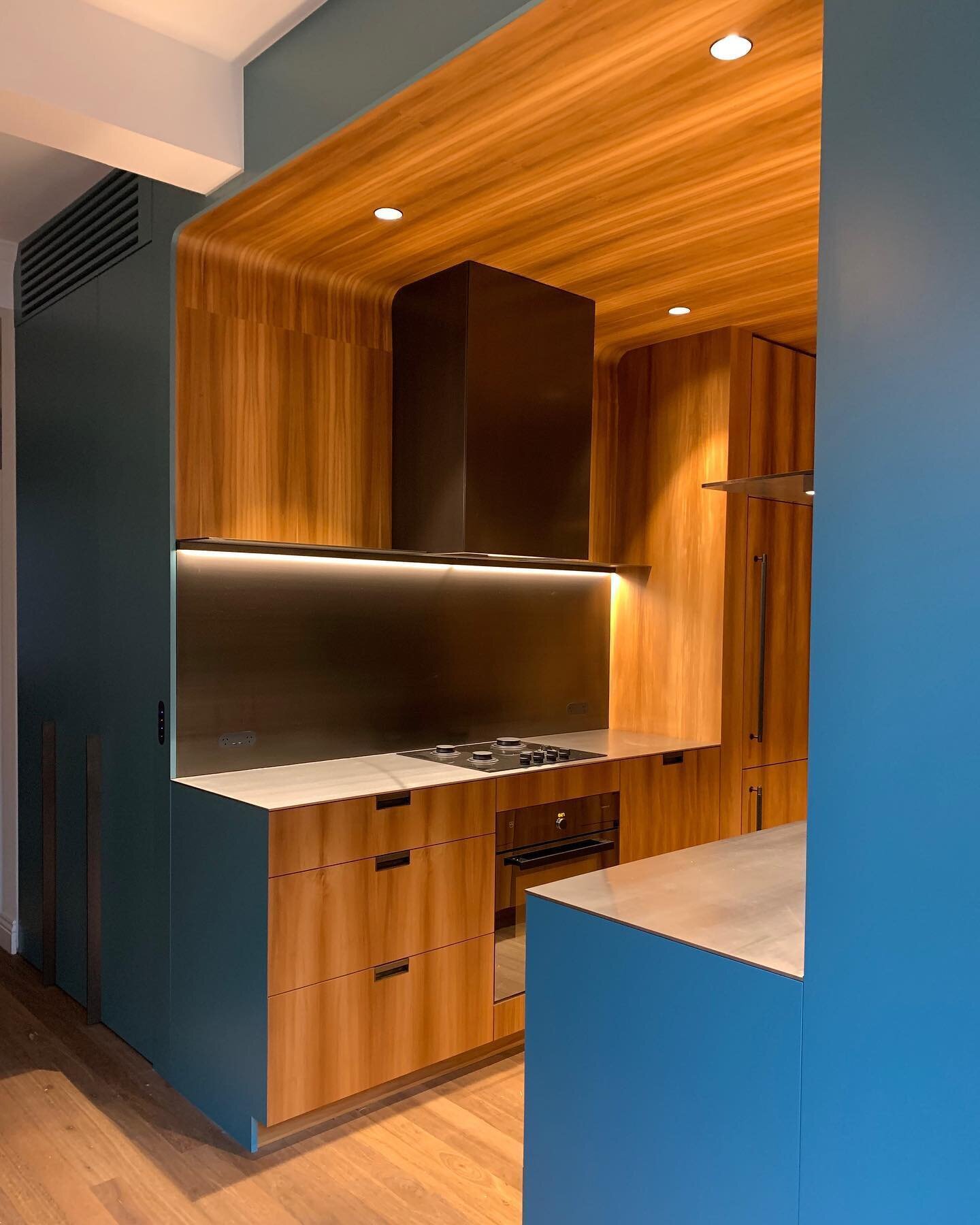 Something a little different - plywood kitchen with teak veneer curved ceiling panels, stainless steel bench top, custom made aged brass handles and splash back #sublimecustomcabinetry #customioinery  #teakveneer #customkitchen #agedbrass 🔨: @artech