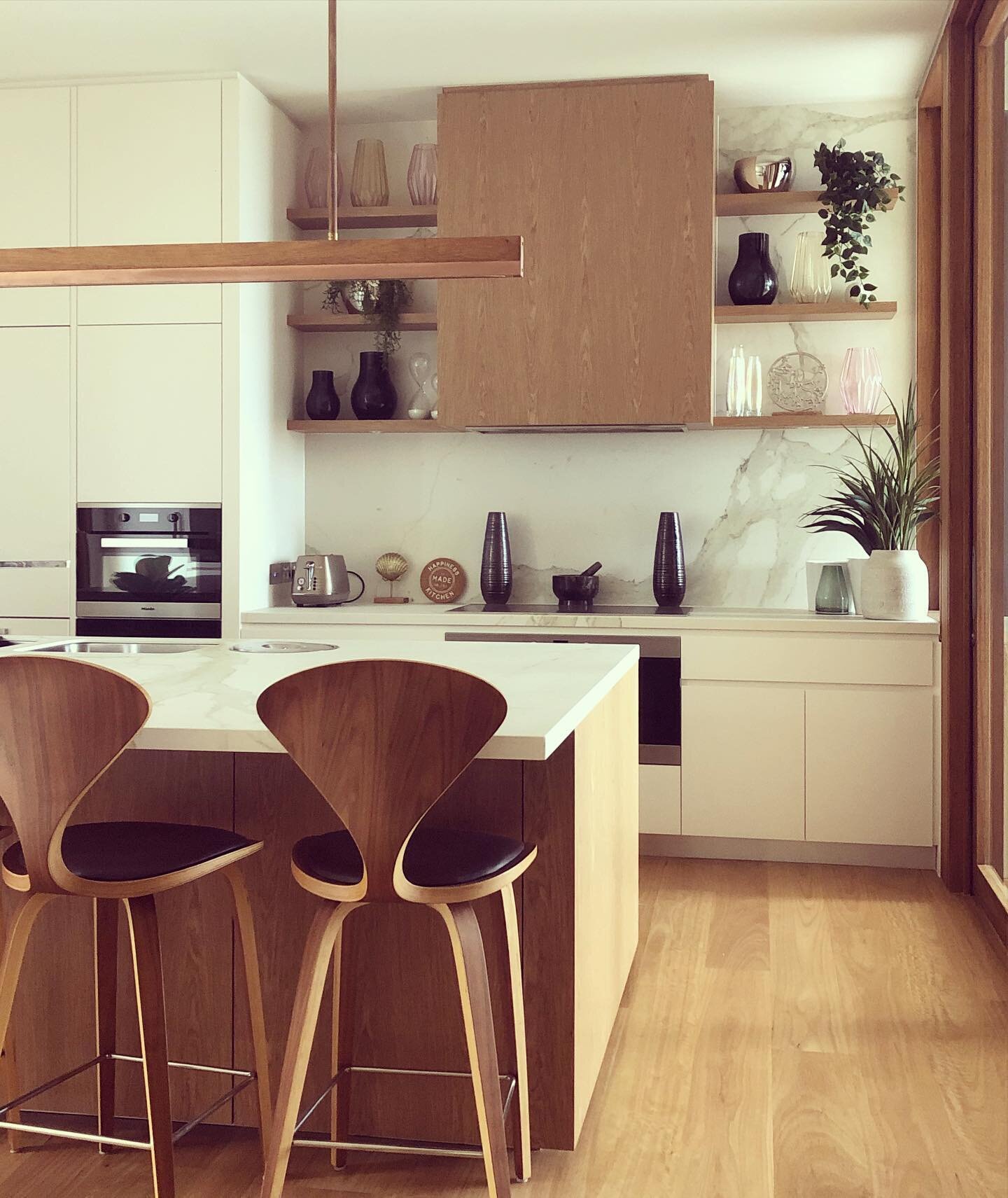 Artedomus Calacatta benchtops and spalshback. Timber veneer floating shelves and range hood surround. #sublimecustomcabinetry #timberveneer #porcelain