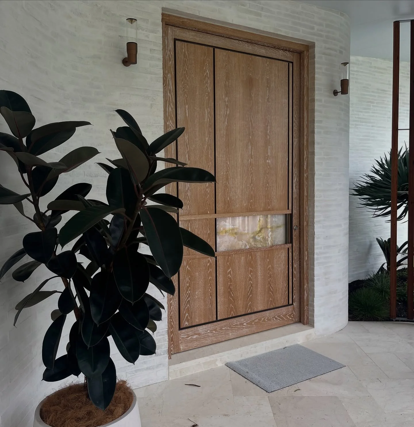 Custom made front door in American Oak with brass and marble inlay. 

.#customjoinery #sublimecustomcabinetry #americanoak #joinery