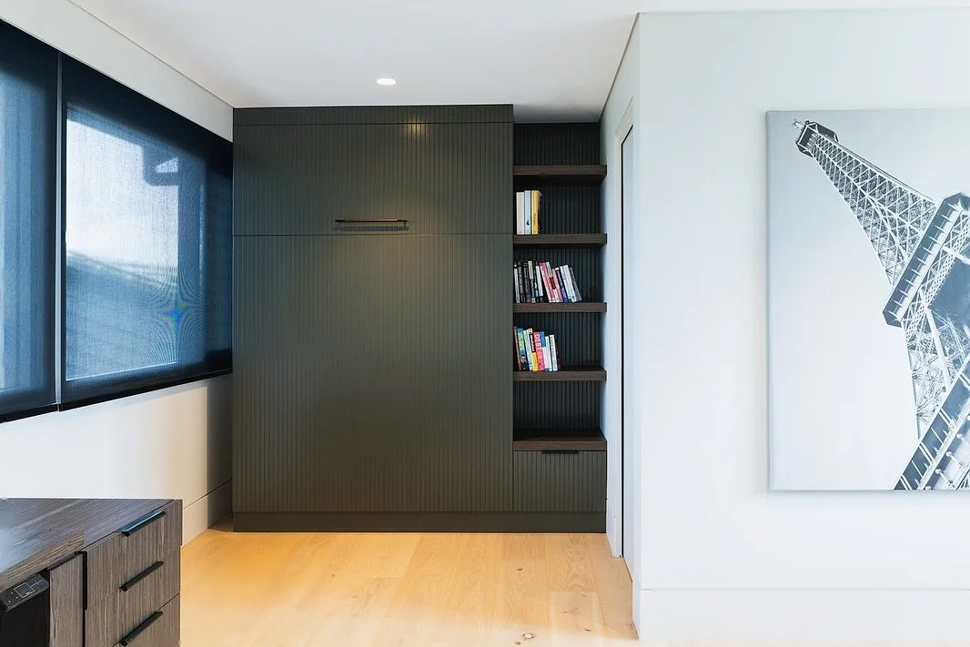Murphy bed and bookcase 

#vgroove #sublimecustomcabinetry #customjoinery #murphybed 

📸: @imagesbysophie &amp; 🖌️: @hahaweir