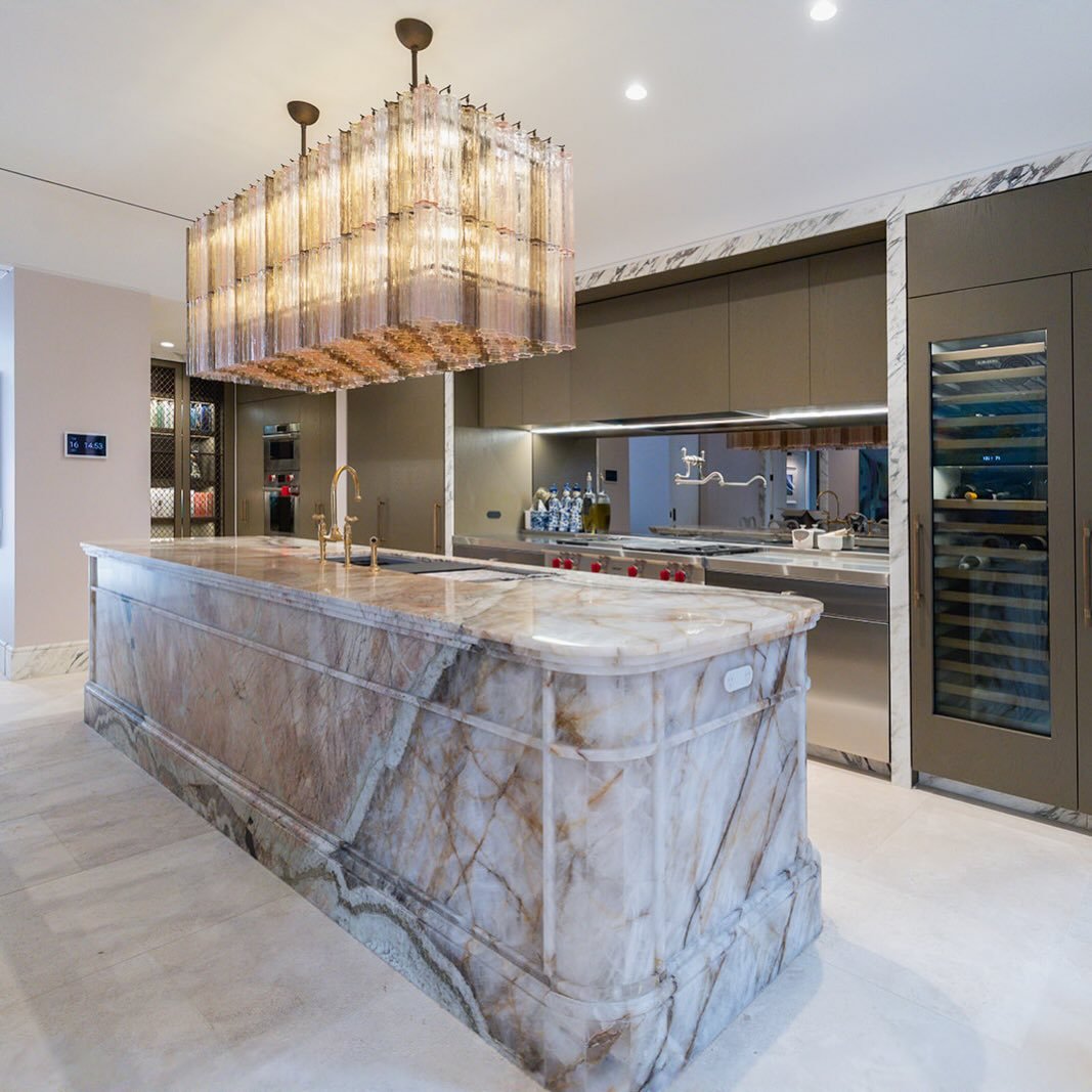 This elegant kitchen is a perfect mix of stainless steel, timber veneer and Patagonia Pink Quartzite

We loved working on this project with @beachhousesaustralia, @mybeachousebuild @iain_halliday and @harmonystonesydney 

#sublimecustomcabinetry #kit