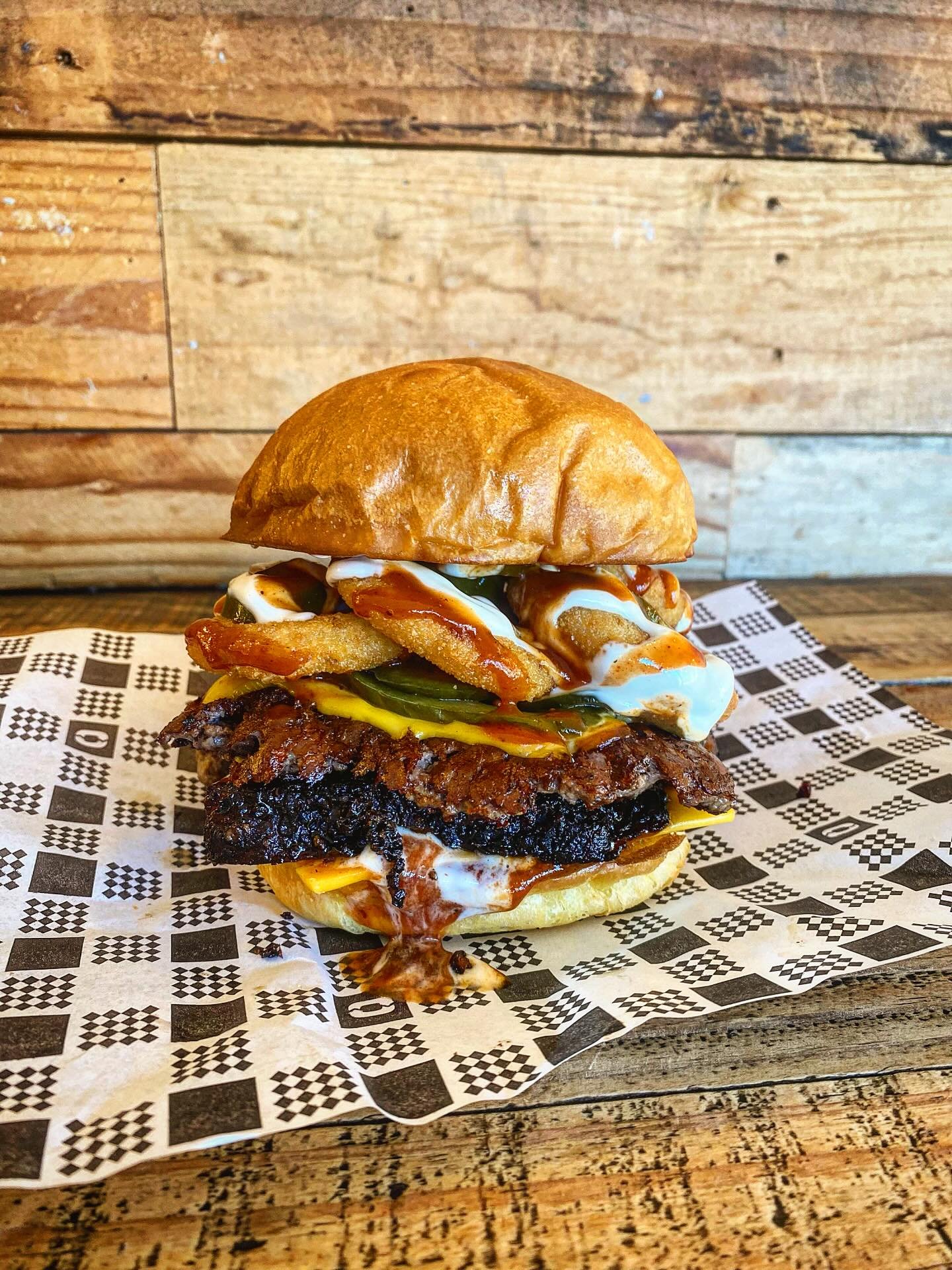 YEEHAW! All yall come down for this here weekends burger special!

🍔🤠TEXAS TWO STEP🤠🍔

🐮beef pattie
🤠 @southwestbarbecue smoked brisket
🧀double cheese
🥒pickles
🧅crispy onion rings
🌶️ pickled jalepenos
🧄roasted garlic aioli
🤠 sweet,tangy a