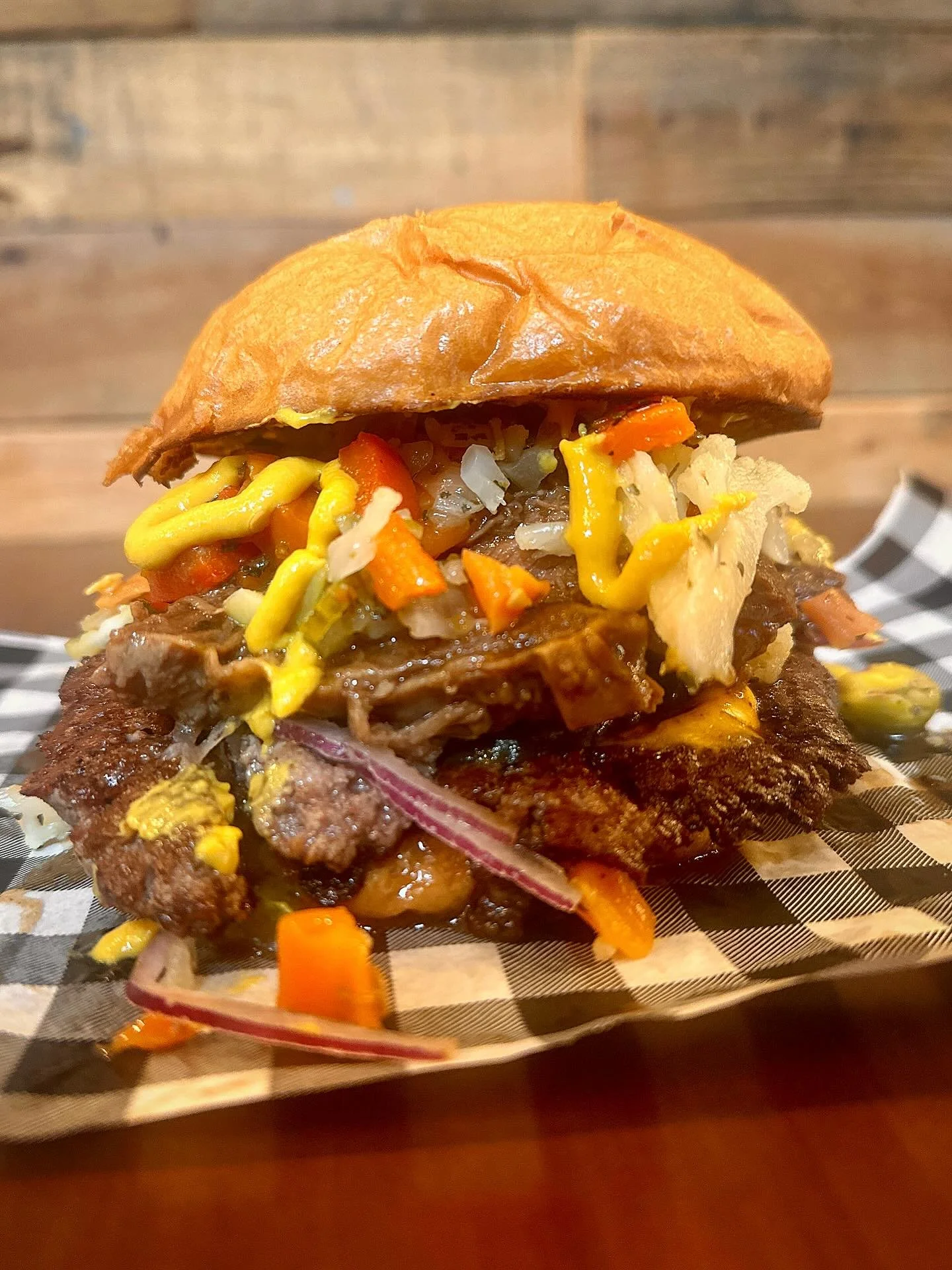 🐂🍔The CHICAGO BULL🍔🐂

Coming out the gates like a bull in a burger truck, this cheeseburger take on a classic is WHAT you need this cold and rainy weekend!
Whats on it-
🐮Italian gravy beef
🐮beef pattie
🧀double cheese
🥒pickles
🧅onions
🥒giard