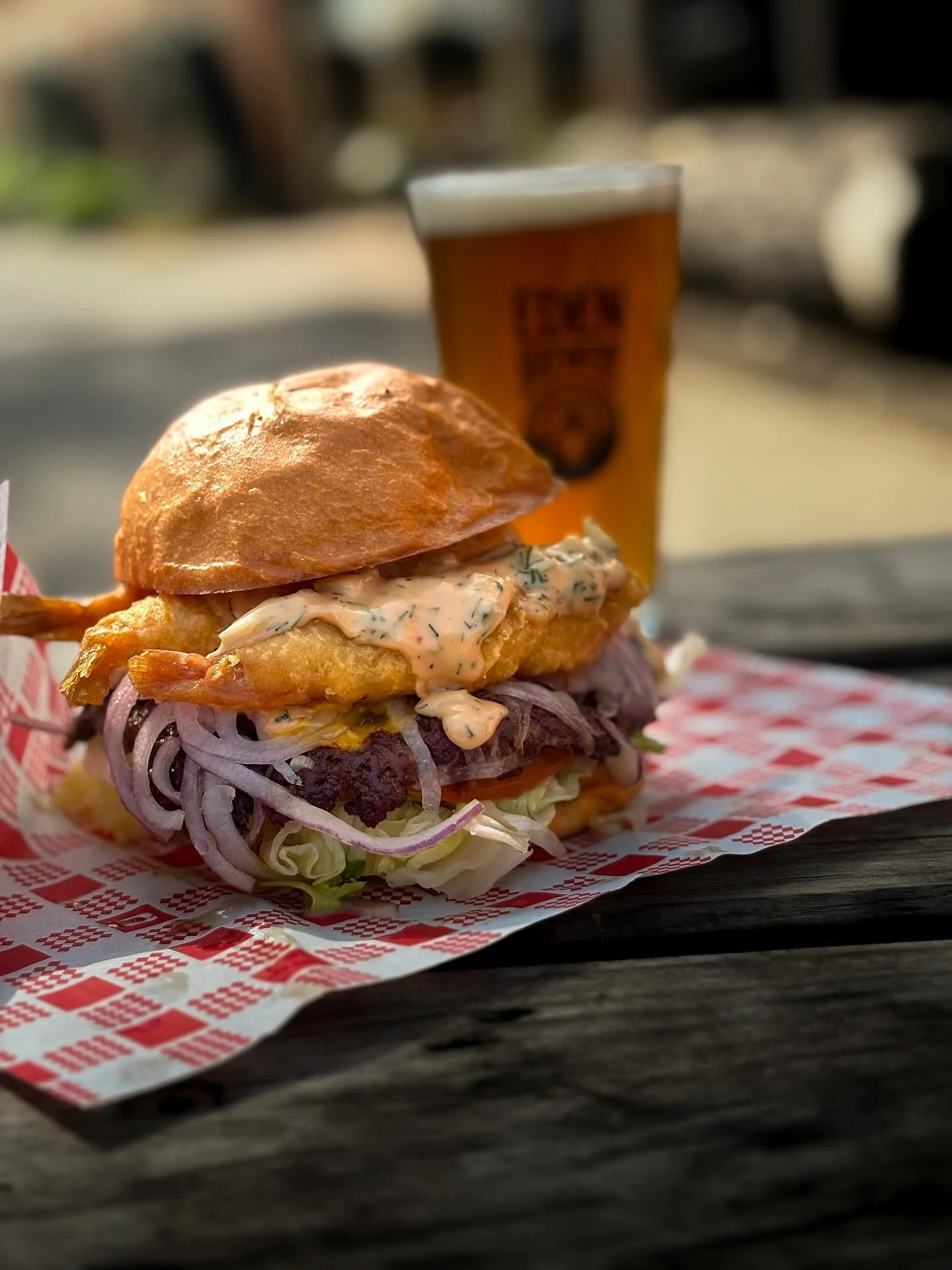 🦐🍔The SURF N TURF🍔🦐

This father&rsquo;s day weekend special is here and we are ready for a big one! 
Whats on it-
🍤Tempura batterred prawns
🐮Smash beef pattie
🏝️boozy pickle thousand island sauce
🧀cheese
🧅onions
🍅tomato
🥬lettuce for your 