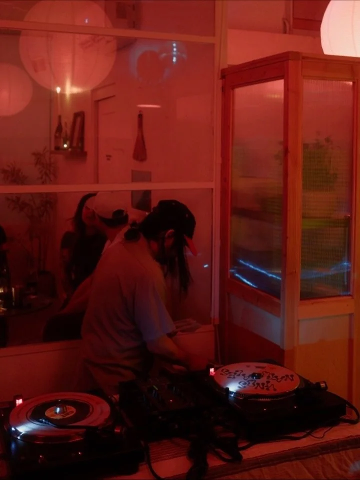 Radiant red light, warm corners, natural wine. That&rsquo;s the Omo Glow in rhythm.

See you soon. Door slides open at 2, closes at 11.

Ages 21+
&mdash;
#omomercado #naturalwinebar #winebar