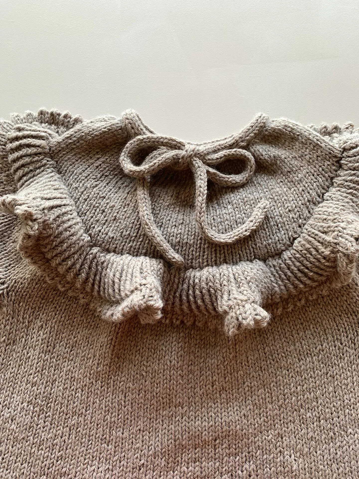 ✨FINISHED ✨ Hooray!

For those following along on my Autumn/Winter makes- I finally finished this uber ruffly jumper during the week (just in time for summer 😜 hee hee hee!) 

It was actually a really quick knit 🧶 once I got started! 

🎀
PATTERN: 
