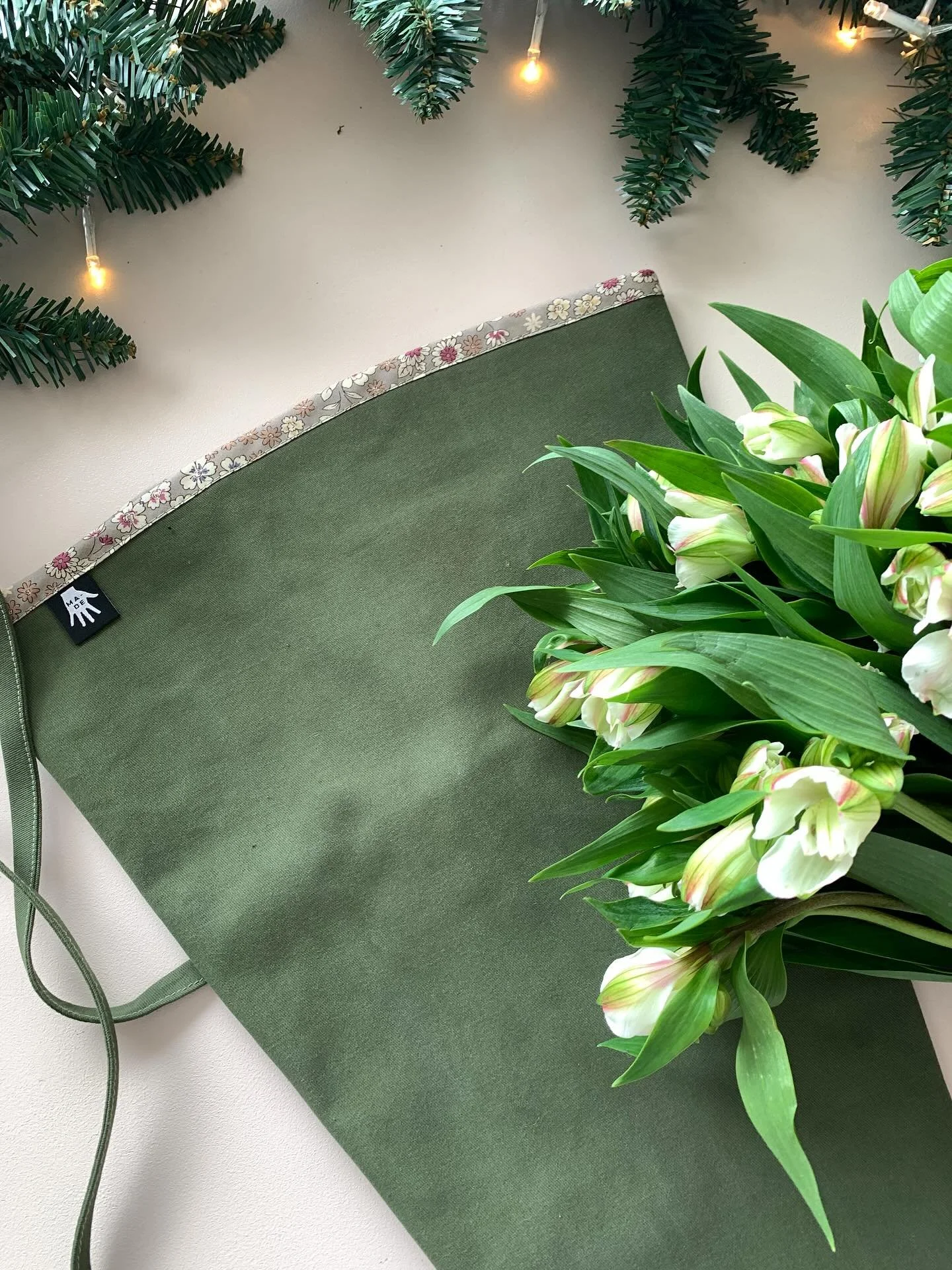 ✨ BOUQUET TOTE✨

Hi friends, it&rsquo;s Camilla from The Sewing Society! Episode 2 of our Merry Makers Christmas Series is here, and we&rsquo;re making the cutest Flower Bouquet Tote 🌸 Perfect for gifting flowers, carrying your market blooms, or jus