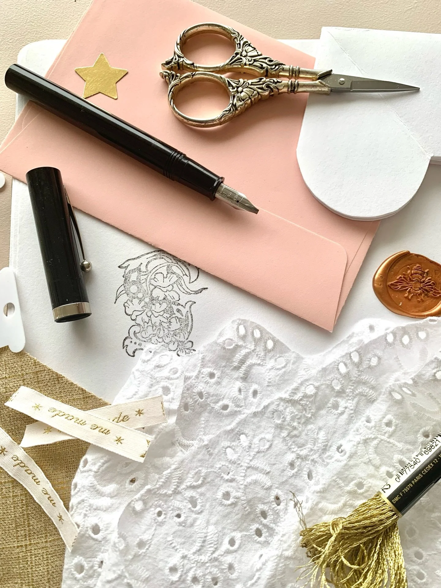 ✨ Something small and JOYFUL is coming&hellip; ✨

☺️☺️☺️

#mailclub #snailmail #sewingclub #sewingmail #happymail