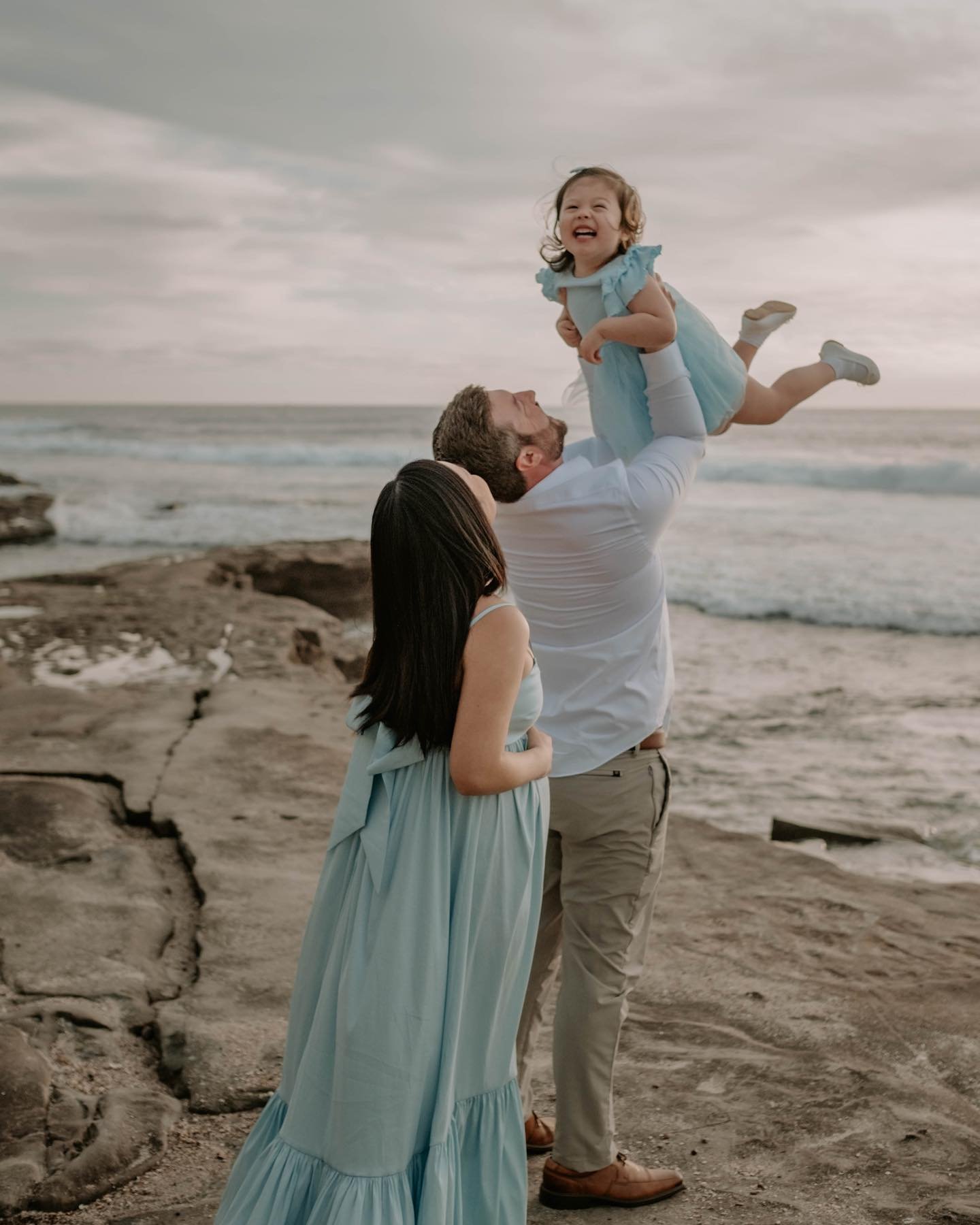 Maternity Magic with @michelle.filosa and her lovely family. To come back to San Diego three years after I left and get the chance to reconnect to with my community of clients and friends was very special. I absolutely love Milwaukee, but can&rsquo;t