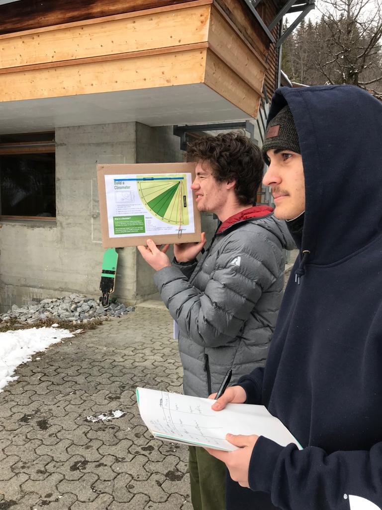 Students use clinometers to measure tree hight. An example of experiential taching.