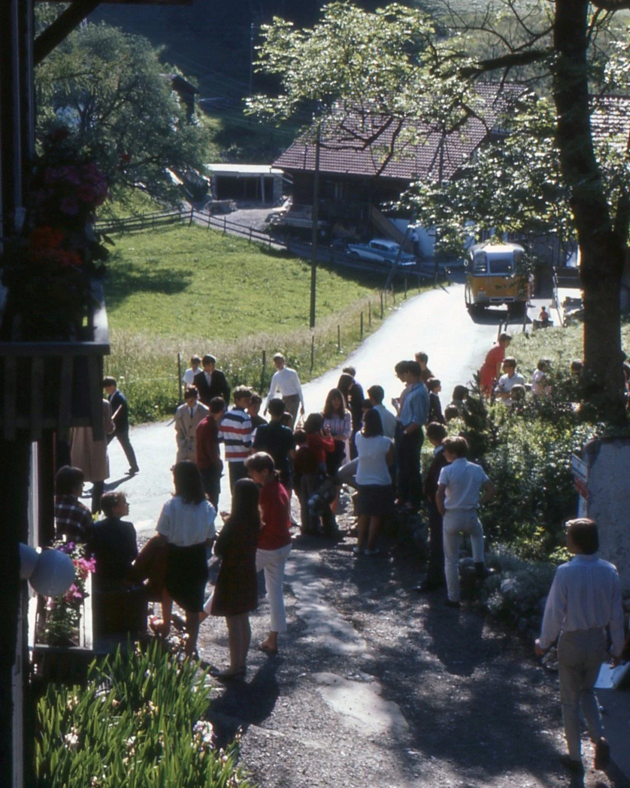 🚌 Throwback Thursday: Departure 🌸

This weekend, our students are heading off for the autumn break, the perfect moment to look back at another departure from long ago.

These photos capture a spring morning in the 1960s, as students gathered to cat