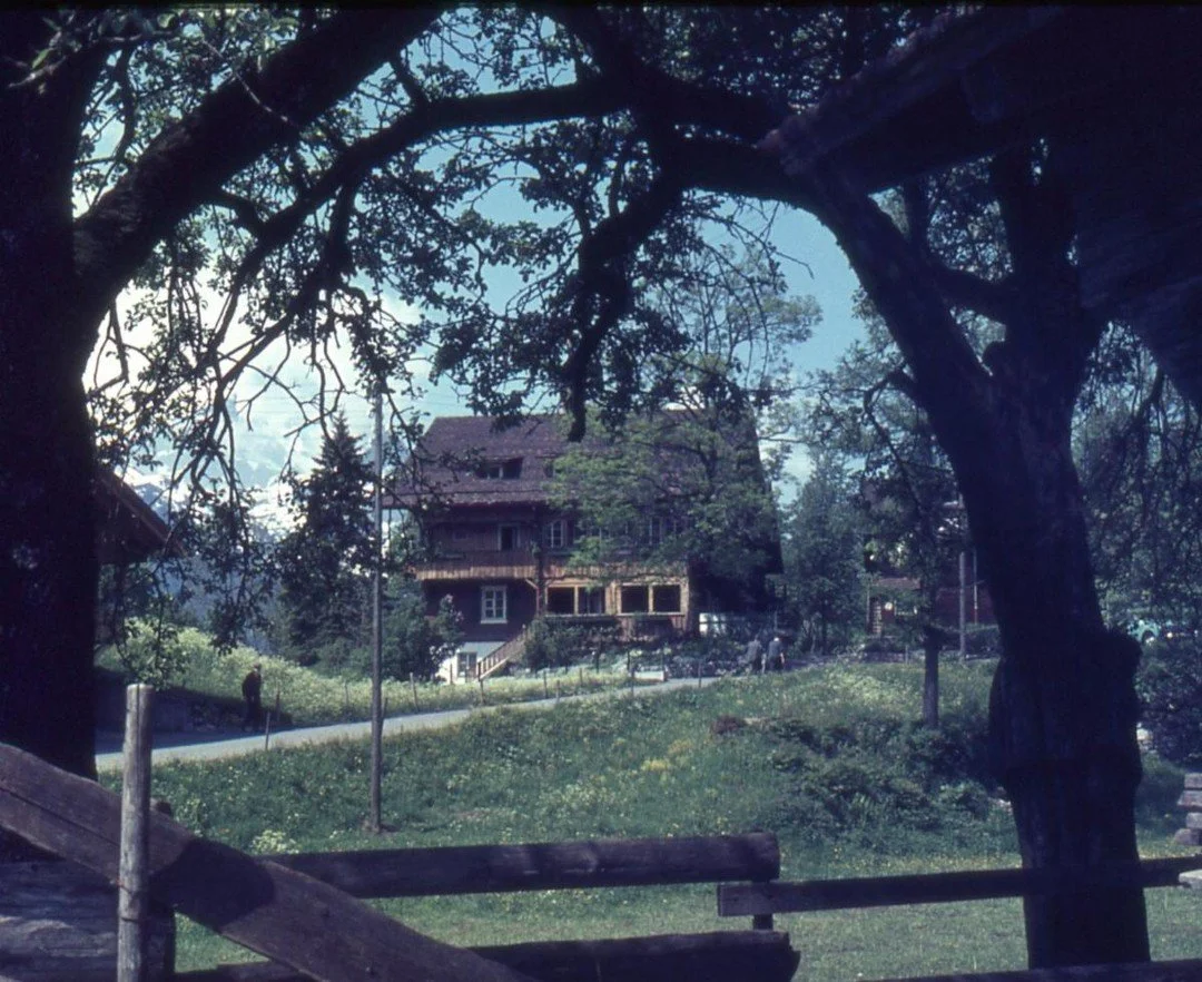 Throwback Thursday 🕰️🌸🏔️
A view of the Haupthaus in a spring sometime between 1965 and 1967.
To the right, you can still see part of the old Stöckli, with its staircase clearly visible.
On the left, the roof of the old post office peeks int