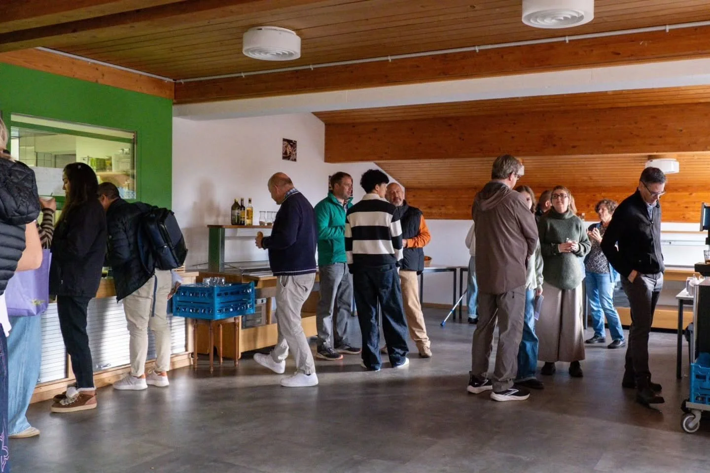 Parents Day Moments ☕🥐🎵
After sharing our photos from Folk Dance and clips from the Singgemeinde, here come more impressions from Parents Day:
✨ Arrival on Campus: Coffee and Croissants
🎤 Opening Ceremony in the Grossen Saal
🌿 Ecole Experiences