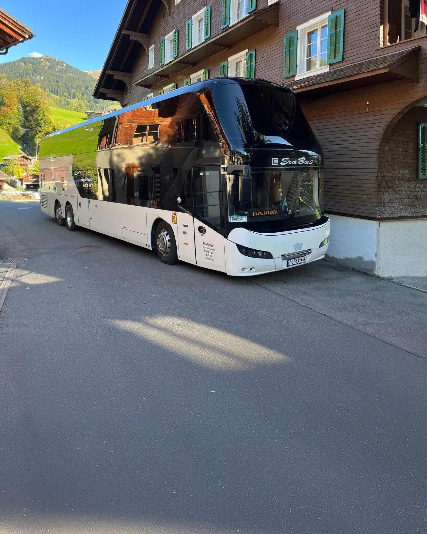 Visit from Ukrainian Educators
Recently, an unusual sight appeared on campus – a bus parked right in front of our Haupthaus.
Mystery solved:
It brought a delegation of Ukrainian educators to the Ecole as part of an international internship pr