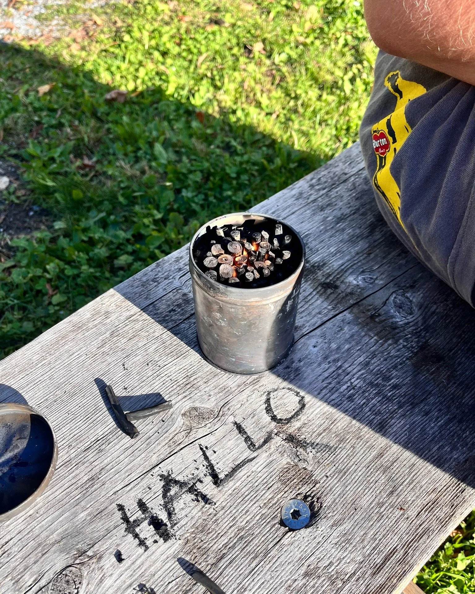 ⬛🔥 Von der Weide zur Zeichenkohle 🔥⬛

Im Kurs Charcoal Drawing stellten die Sch&uuml;ler*innen ihre eigene K&uuml;nstlerkohle aus frischen Weiden&auml;sten her.
Letzte Woche zeigten wir euch, wie dieser Prozess aussah &ndash; seht hier die Bilder d