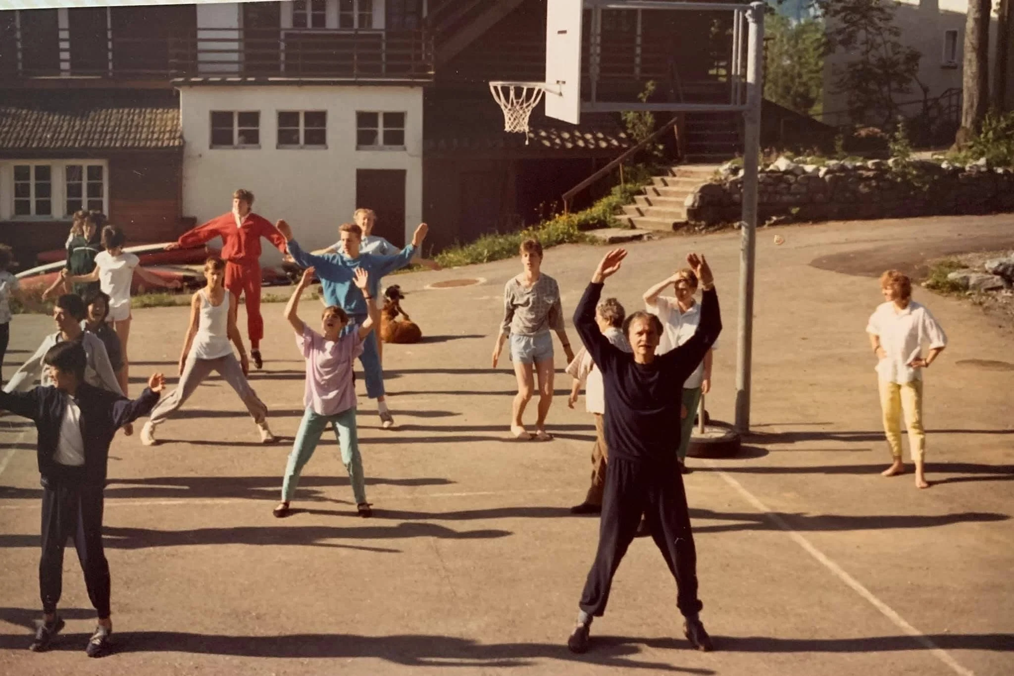 Morgensport (morning exercise) back in the L&uuml;thi era &ndash; everyone highly motivated 😉 🏃&zwj;♀️🌞

Today, Morgensport only happens on ski days.

What was it like during your time at the Ecole? Tell us in the comments!

📸 Photo: Scott Sandel