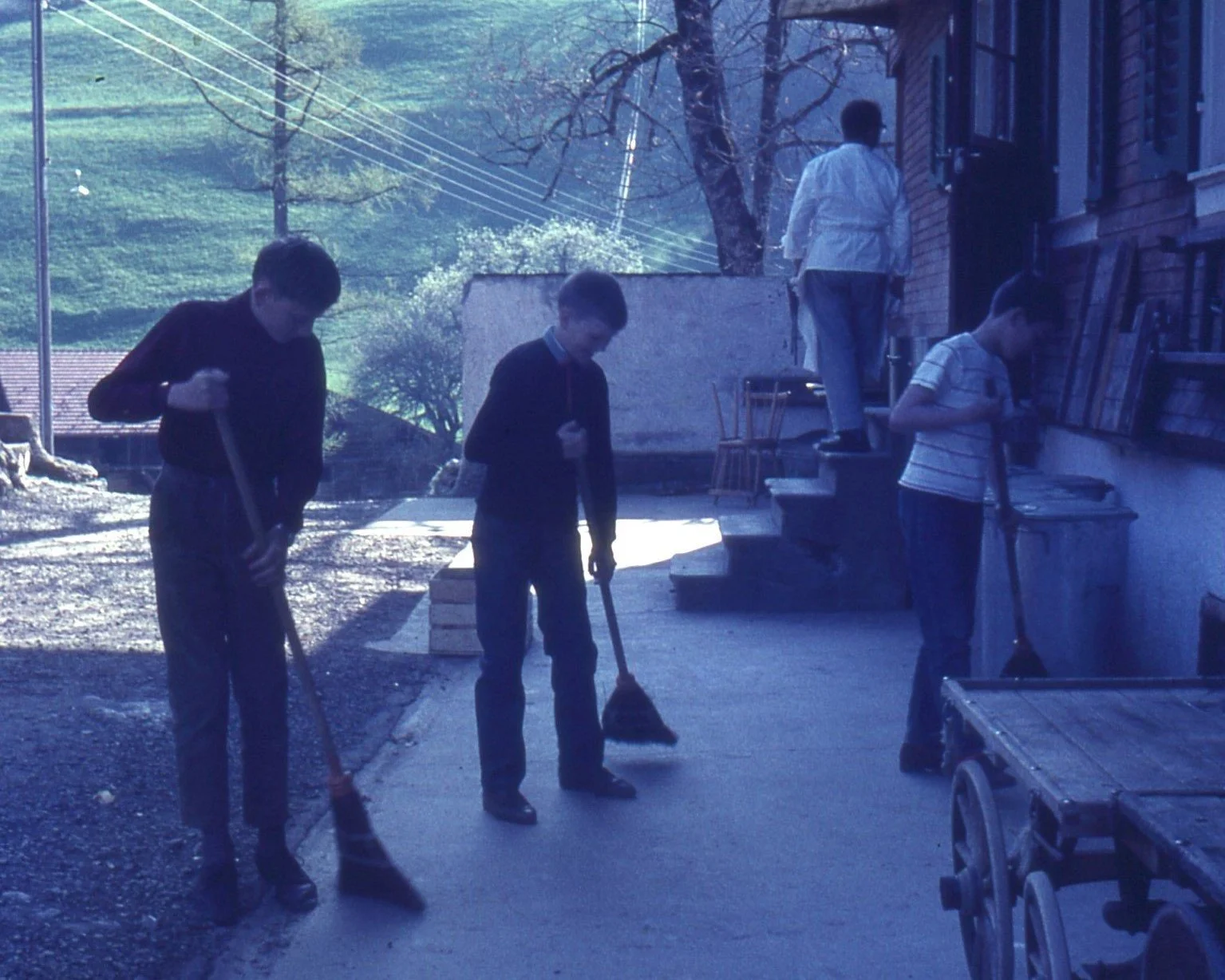 📷 Throwback Thursday ✨

Three boys during their cleaning break &ndash; back then, between 1965 and 1967, behind Haupthaus. Feel free to comment if you recognise yourselves ;-)

Today, we&rsquo;d perceive this spot as being in front of Haupthaus. The