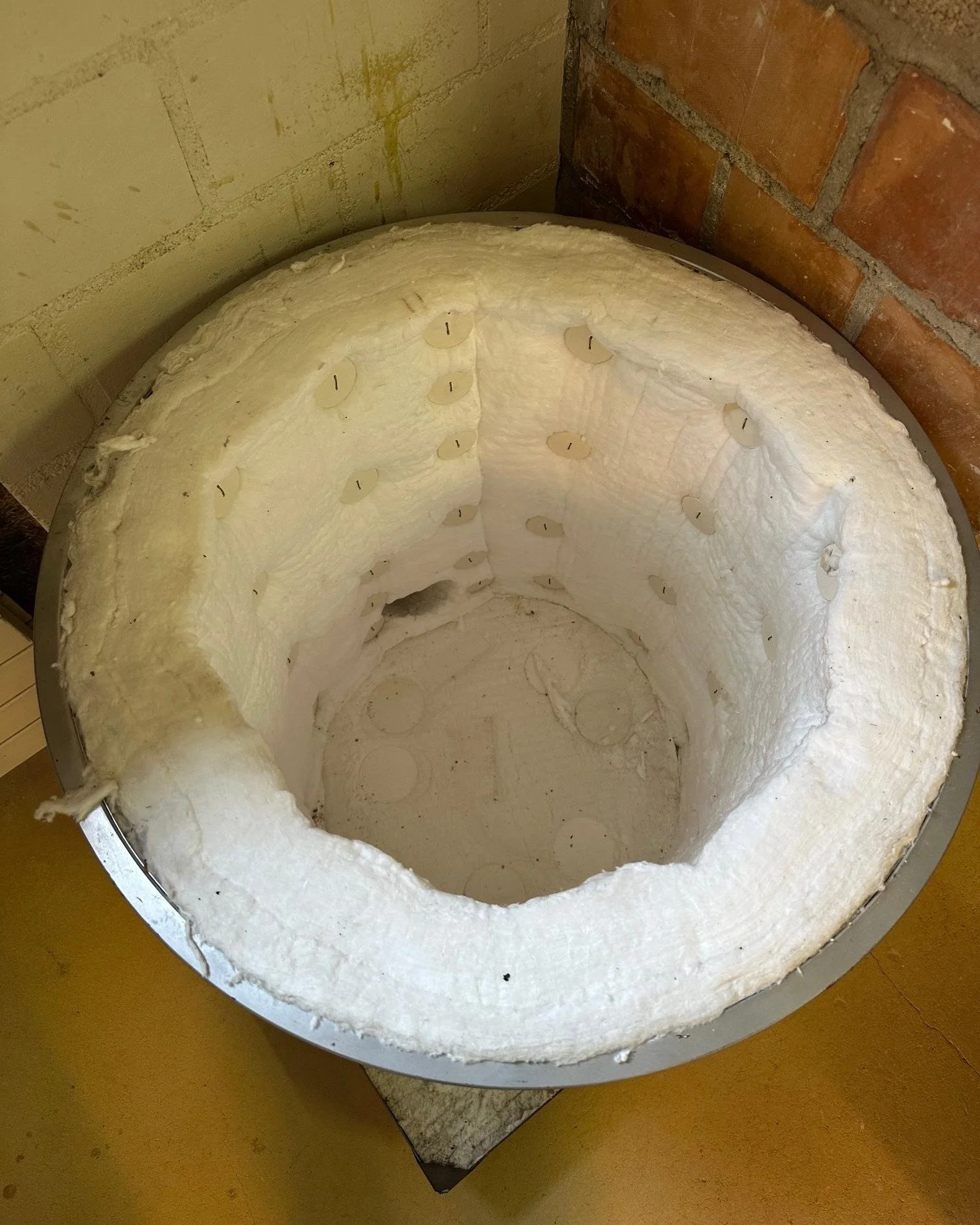 In addition to the kiln we recently introduced, our ceramics studio has welcomed another wonderful addition:
a used Raku kiln, generously donated by Christoph Sch&uuml;tz, a former Artist in Residence at the Ecole. 🔥

This Raku kiln brings its own c