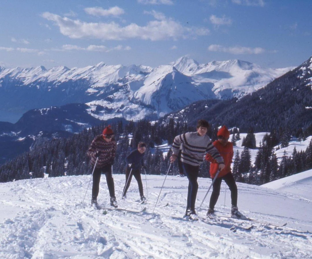 Throwback Thursday ❄️🏔️

Here&rsquo;s a view from K&auml;serstatt. At the time, the gondola only ran up to this point. Beyond that, only on foot.

A question for our alumni: who can recognize the four faces in the picture? 👀

Fotos: J&uuml;rg Jucke