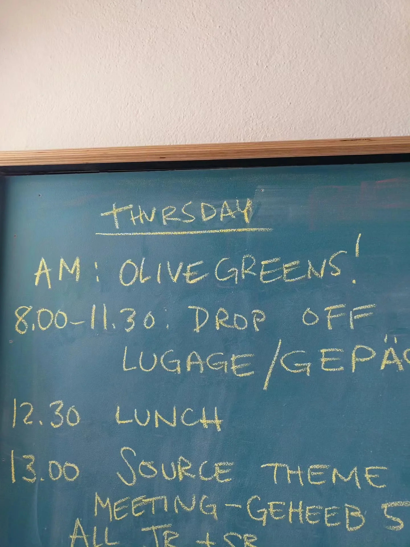 Heute ist Olivgrün. ❄️📗
Während draußen alles mit Schnee bedeckt ist, färbt sich es in den Klassenzimmern olivgrün.

An der Ecole wird Lernen nicht anhand von Noten gemessen, sondern durch Reflexion und Feedback.

Heute Schüler*innen in ihren Klassen, um