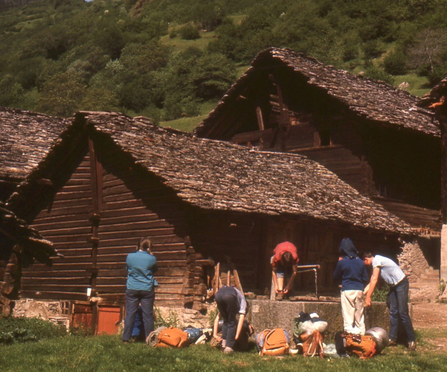 🥾 Throwback Thursday

The 6-day hike is getting closer. Time to look back:

Strada Alta, Ticino.
A moment from a six-day hike sometime between 1965 and 1967, led and photographed by J&uuml;rg Jucker (Ecole staff member 1965&ndash;1967; later Secreta