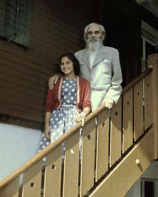 📸 Throwback Thursday: Batja H&aring;kansson and Paulus Geheeb, around 1958/1959

Batja was a student at the Ecole from 1953 to 1966. This image shows her together with Paulus Geheeb on the Haupthaus staircase.

When Henrik Kavander, Head of Marketin
