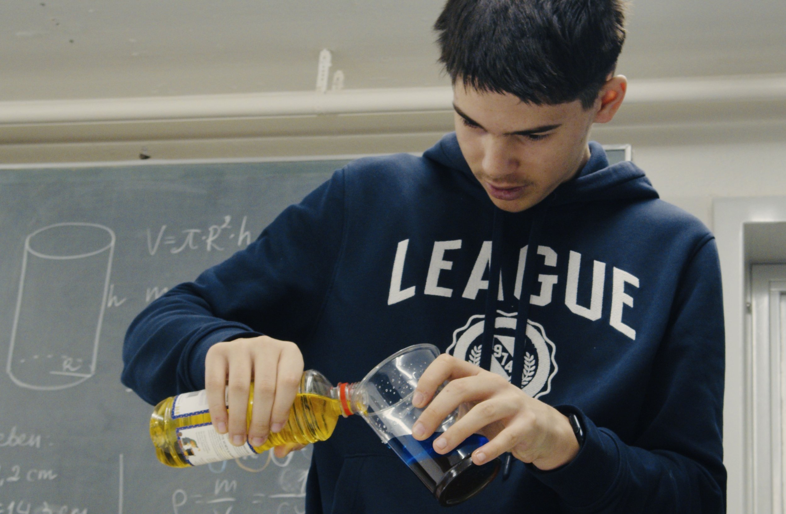 Progressive education - Chemistry class at the Ecole d’Humanité