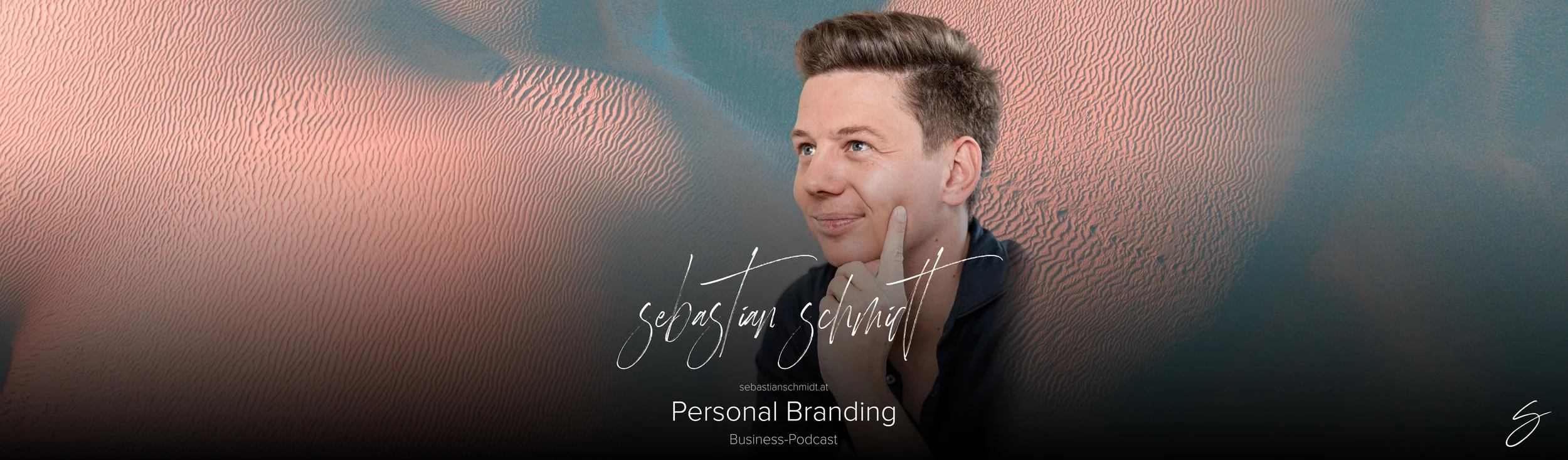 Ein junger Mann mit kurzen braunen Haaren, in einem schwarzen Hemd, sitzt nachdenklich und lächelnd vor einem Hintergrund aus Wüstensanddünen bei Sonnenuntergang. Text auf dem Bild: „Sebastian Schmidt, Personal Branding, Business-Podcast“.