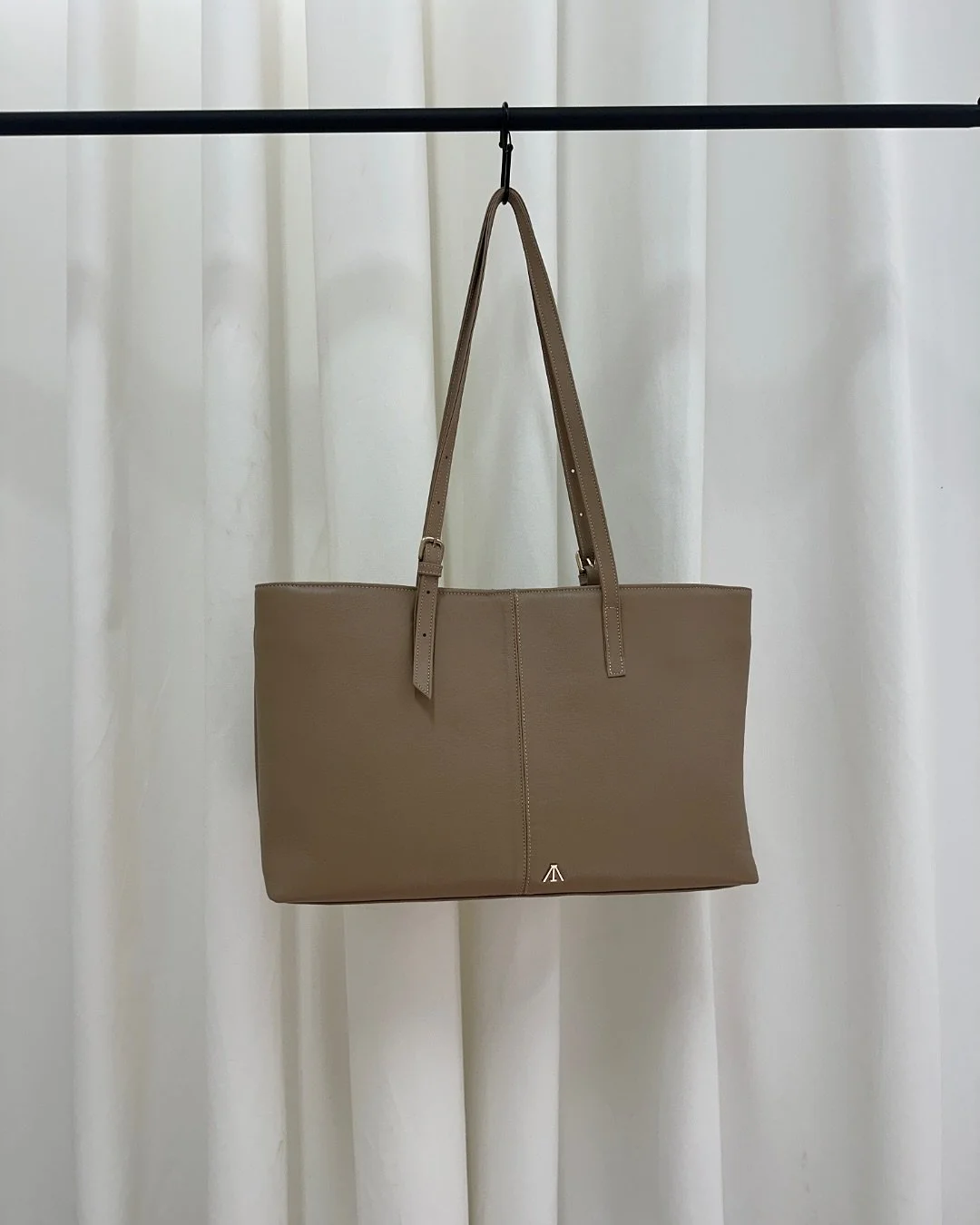 Shopper bag disponible en negro y beige 
www.itsasoartola.com
