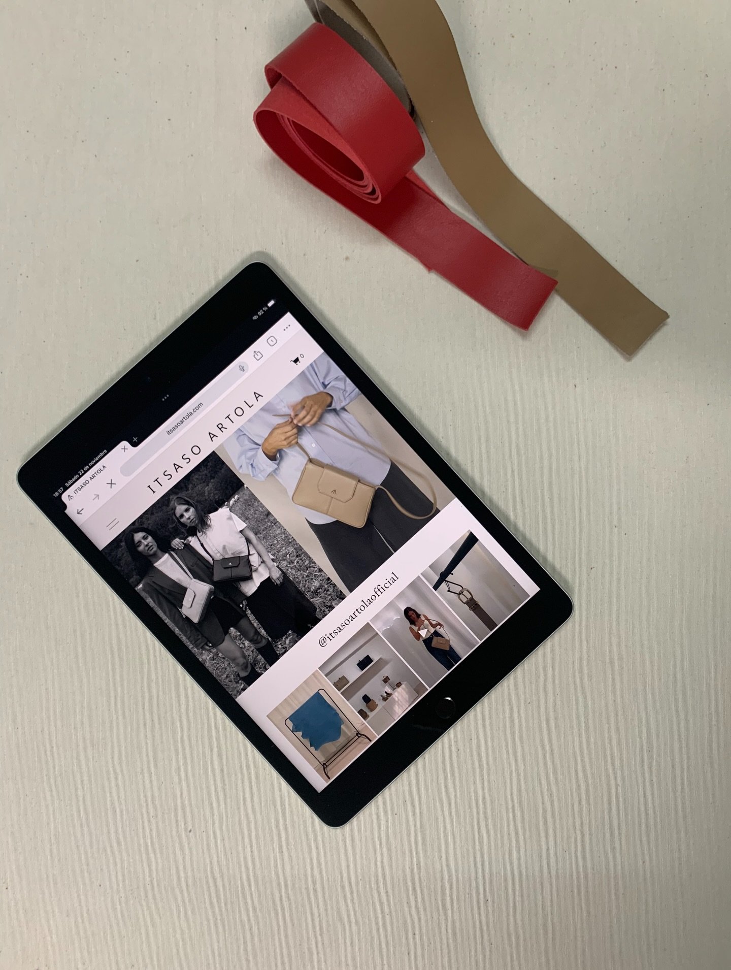 D&iacute;as en el taller cortando piel y creando contenido. 
www.itsasoartola.com