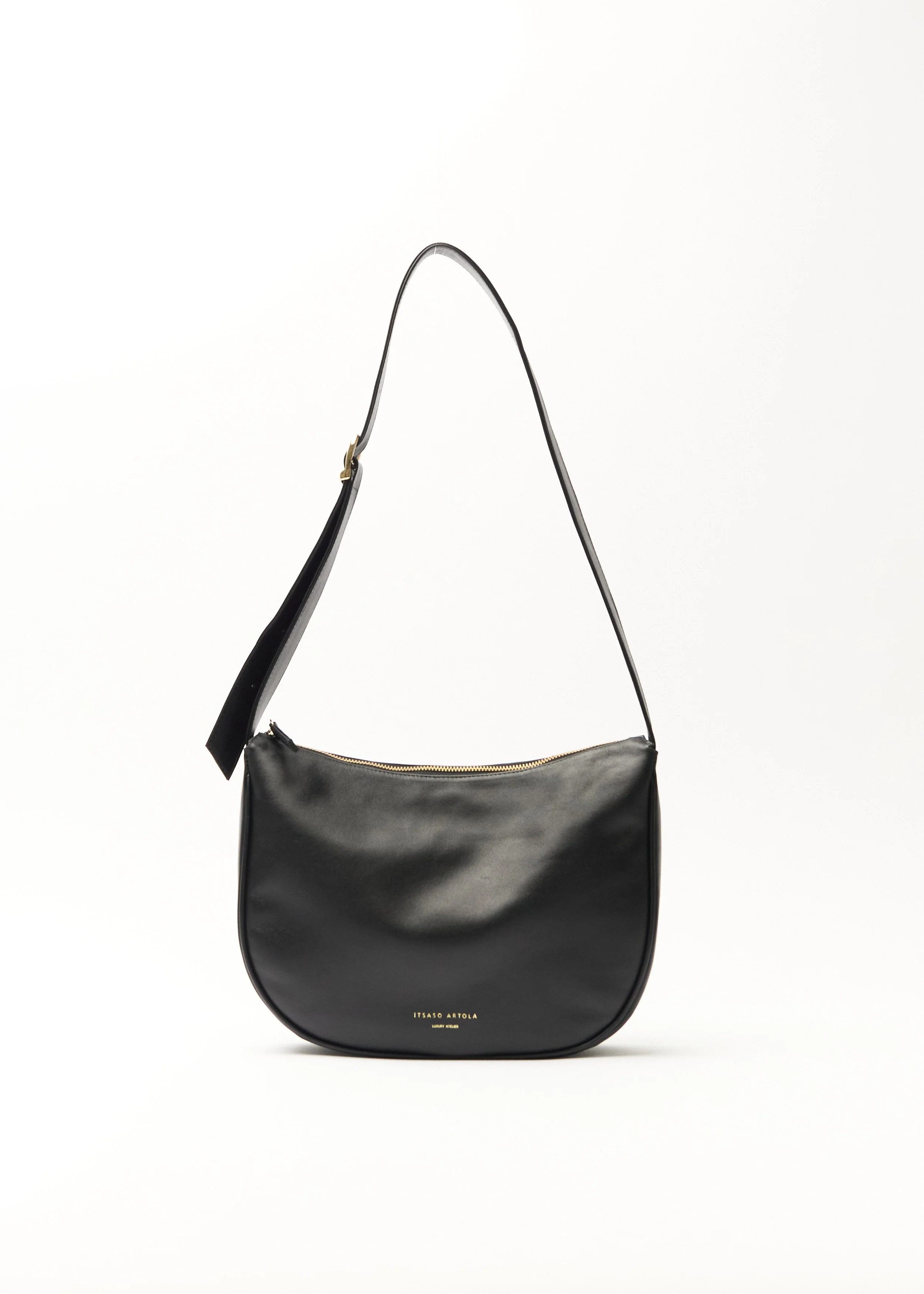 Bolsa negra de cuero con cierre y detalles en dorado, colgada en un fondo blanco, estilo moderno y elegante.