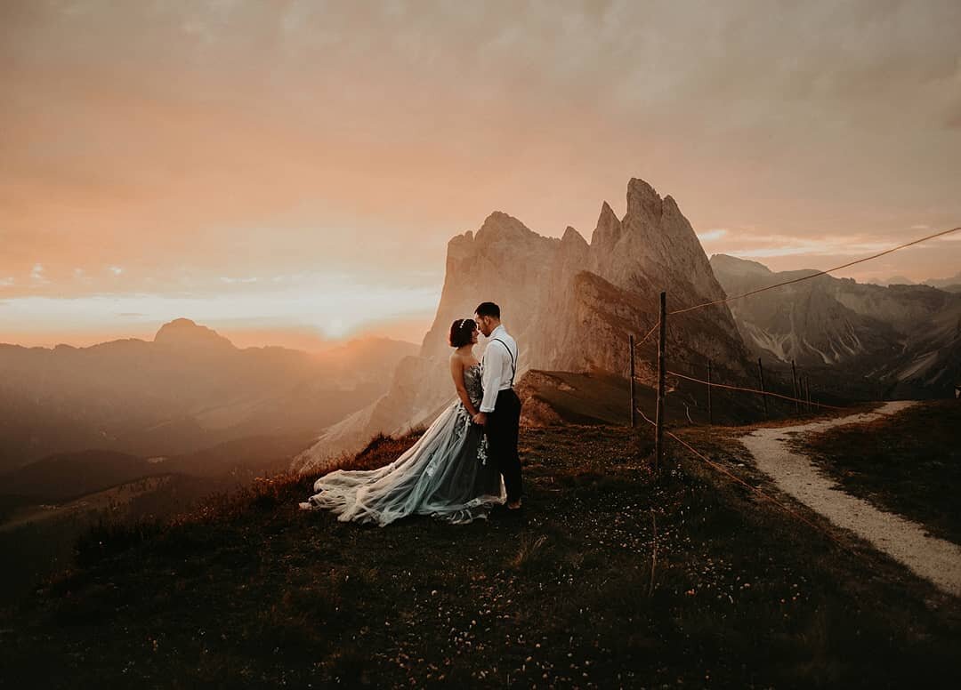 I live in the flattest country (The Netherlands) yet my hobby is hiking in the mountains haha! 😂 Therefore my absolute passion is photographing hiking elopements because it makes me truly happy to do the two things I love most! 🔥

I've been to 20 c