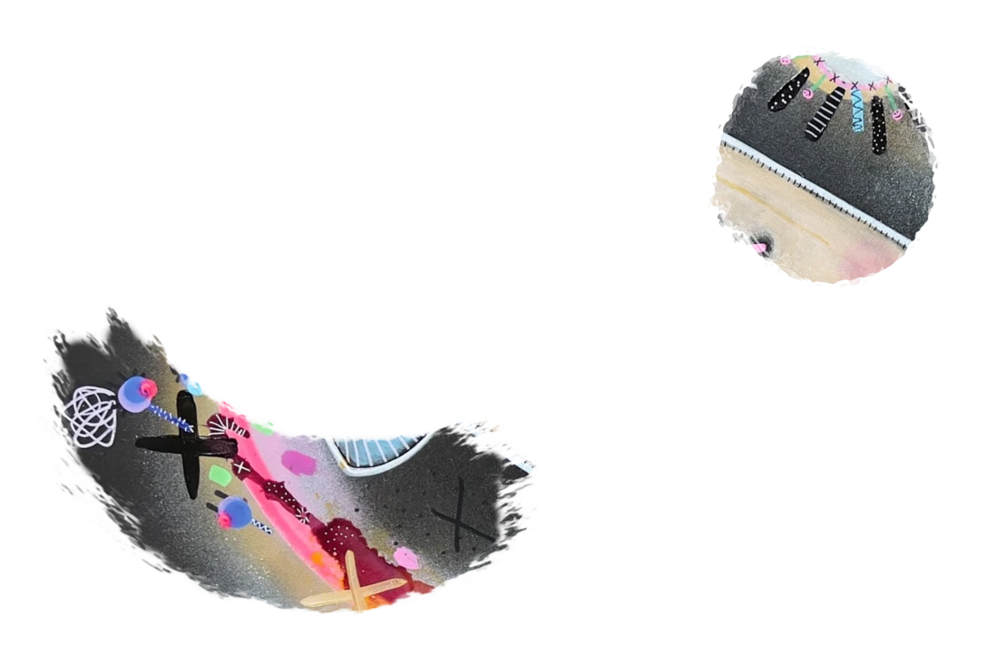 Deux morceaux de carton avec des dessins colorés et des accessoires de décoration