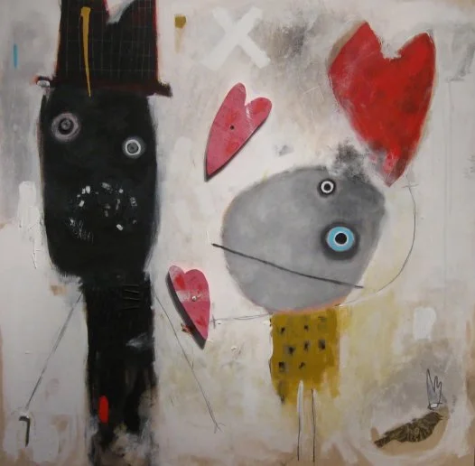Une peinture abstraite avec deux personnages aux formes circulaires et ovales, entourés de cœurs rouges, un chat fou, et un petit oiseau en bas à droite.