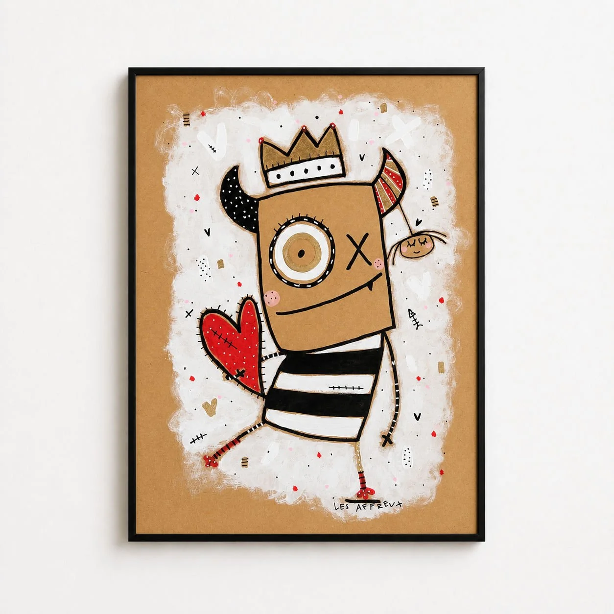 Une œuvre d'art abstraite représentant un personnage avec une tête en forme de caisse en bois, portant une couronne et un chapeau pointu, tenant un cœur rouge, avec un sourire, dans un style coloré et graphique.