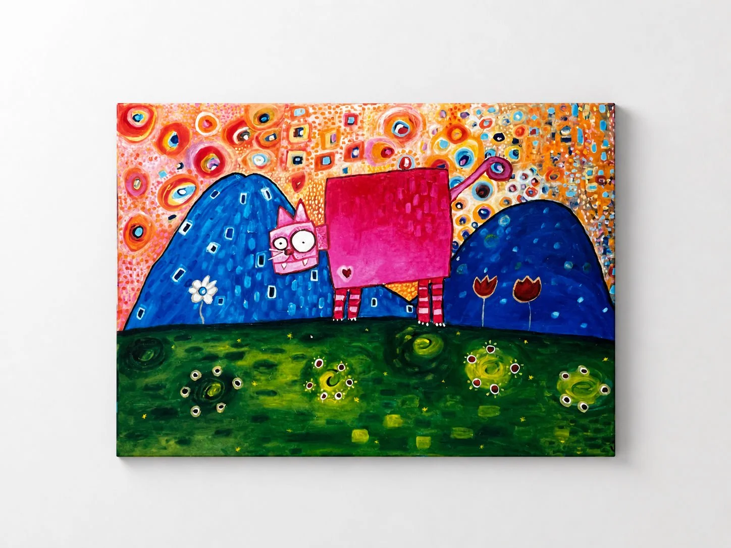 Peinture colorée représentant une créature rose avec un corps carré et des jambes à rayures, entourée de montagnes bleues, de fleurs, et d'un ciel rempli de formes abstraites et de motifs.