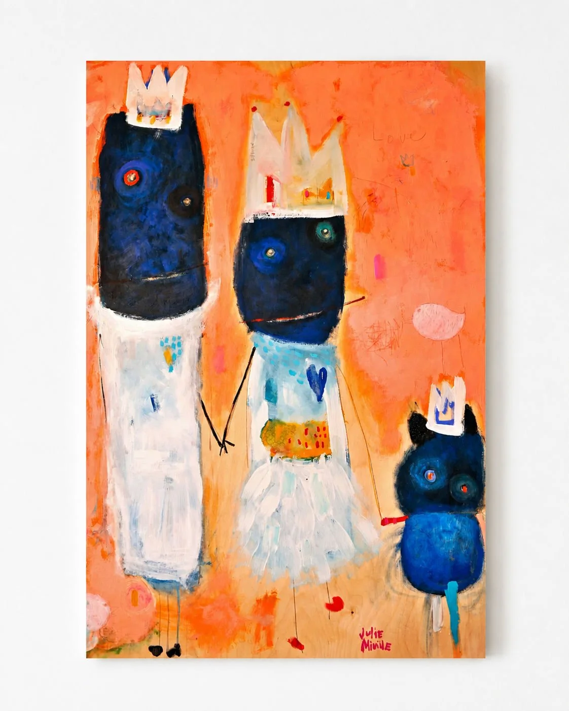 Peinture abstraite représentant trois figures humanoïdes avec des têtes de chats, en couleurs vives sur un fond orange.