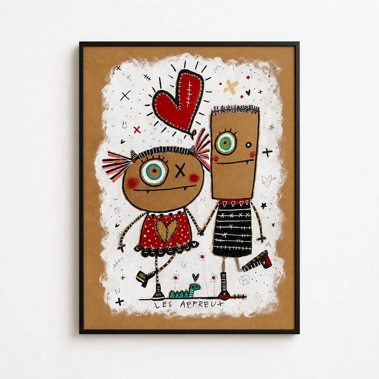 Une œuvre d'art représentant deux personnages de style cartoon avec des traits simples et colorés. La fille a des cheveux en forme de pointes rouges, un cercle pour un œil, et porte une robe rouge avec un cœur appliqué. Le garçon a un visage rectangulaire avec un œil vert, porte un t-shirt noir avec des lignes blanches, et a les cheveux courts. Ils tiennent la main, et un grand cœur rouge flotte au-dessus d'eux. La scène est décorée de petits dessins et symboles sur un fond blanc avec des accents marron.