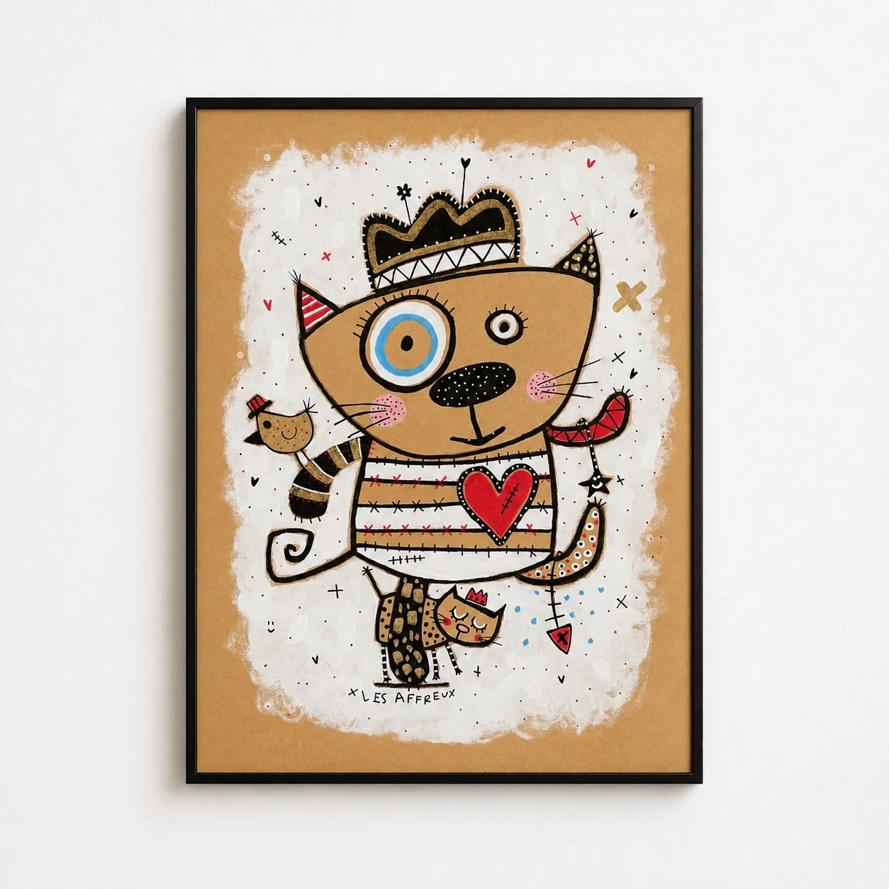 Illustration colorée d'un chat anthropomorphe portant un chapeau, un pull rayé avec un cœur rouge, et entouré d'éléments fantaisistes comme une souris, une petite chatte et des décorations amusantes.